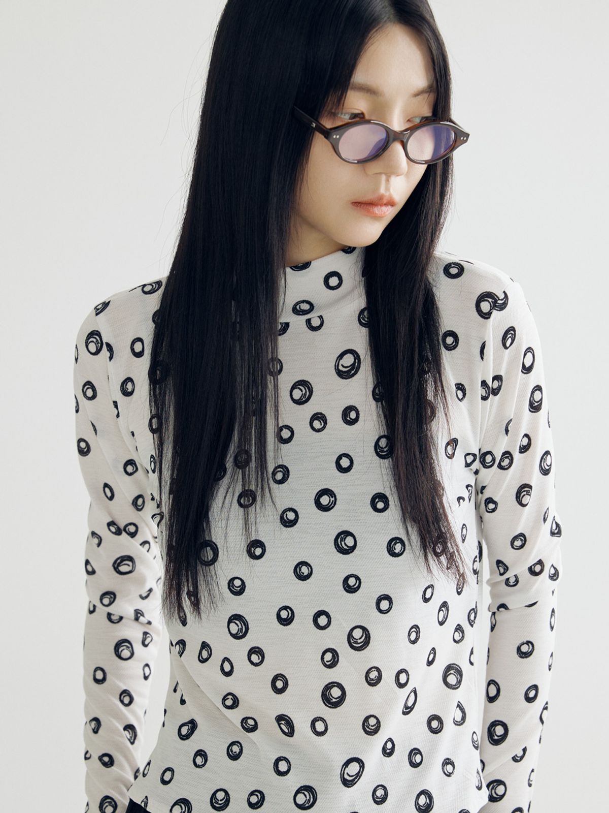 봄날 부티크(BOMNAL BOUTIQUE) 써클 하프 터틀넥 티셔츠 _ 화이트