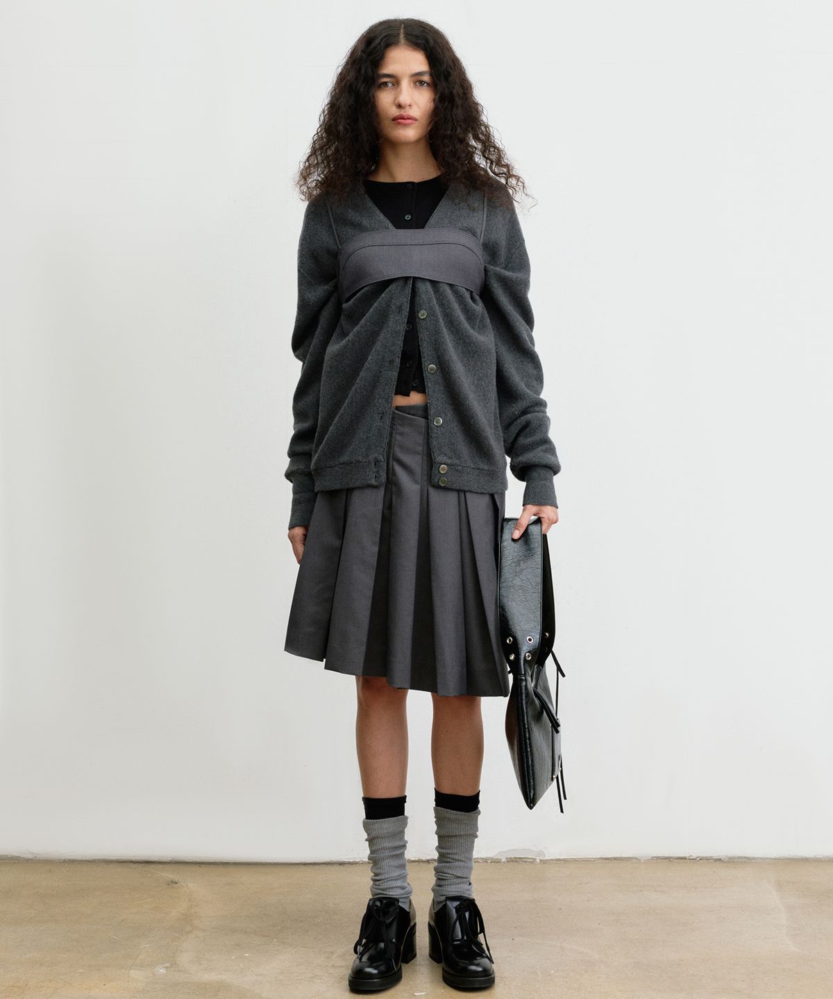 크리스틴프로젝트(CHRISTINE PROJECT) EYELET FLAT SHOULDER BAG(BLACK PEPPER)