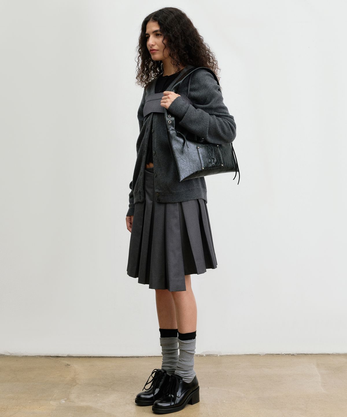 크리스틴프로젝트(CHRISTINE PROJECT) EYELET FLAT SHOULDER BAG(BLACK PEPPER)