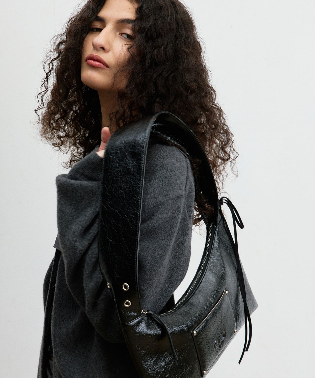 크리스틴프로젝트(CHRISTINE PROJECT) EYELET FLAT SHOULDER BAG(BLACK PEPPER)