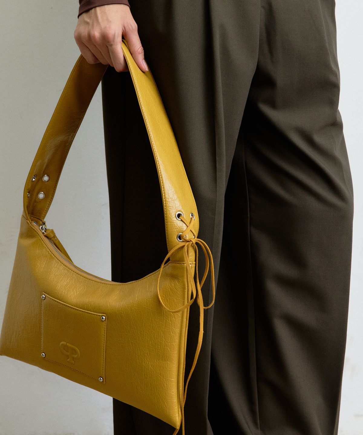크리스틴프로젝트(CHRISTINE PROJECT) EYELET FLAT SHOULDER BAG(MUSTARD)