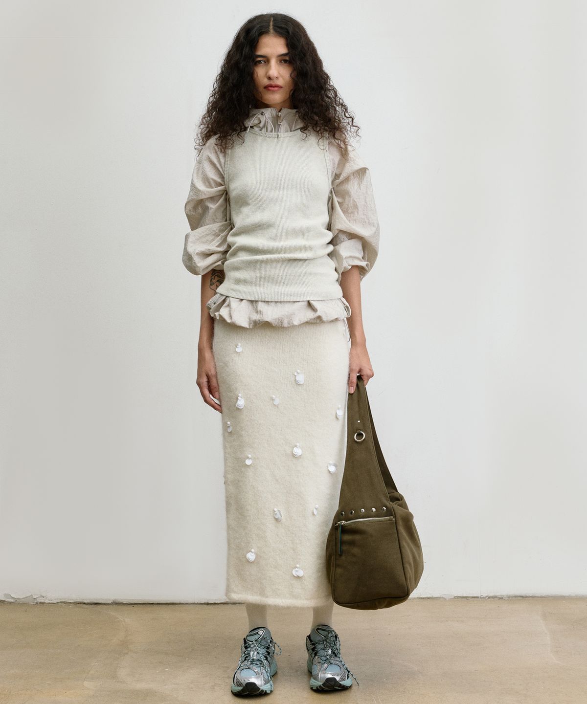 크리스틴프로젝트(CHRISTINE PROJECT) STUD SUEDE BULKY BAG(MATCHA)