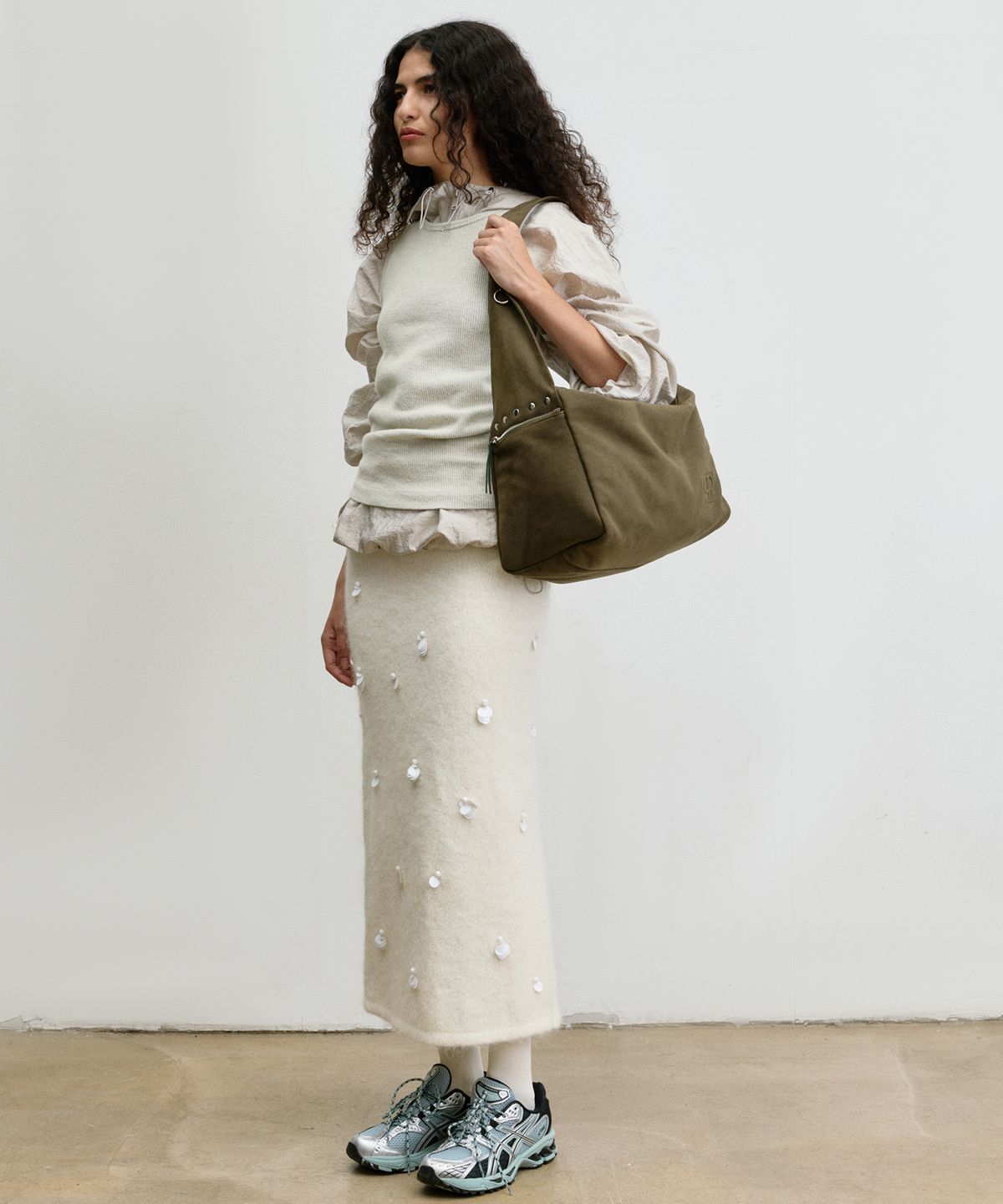 크리스틴프로젝트(CHRISTINE PROJECT) STUD SUEDE BULKY BAG(MATCHA)