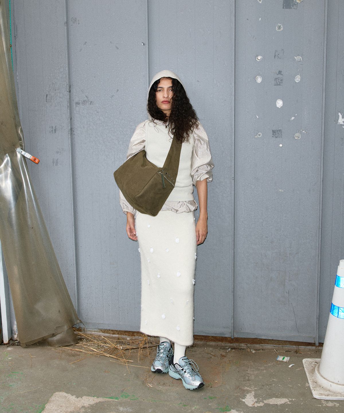 크리스틴프로젝트(CHRISTINE PROJECT) STUD SUEDE BULKY BAG(MATCHA)