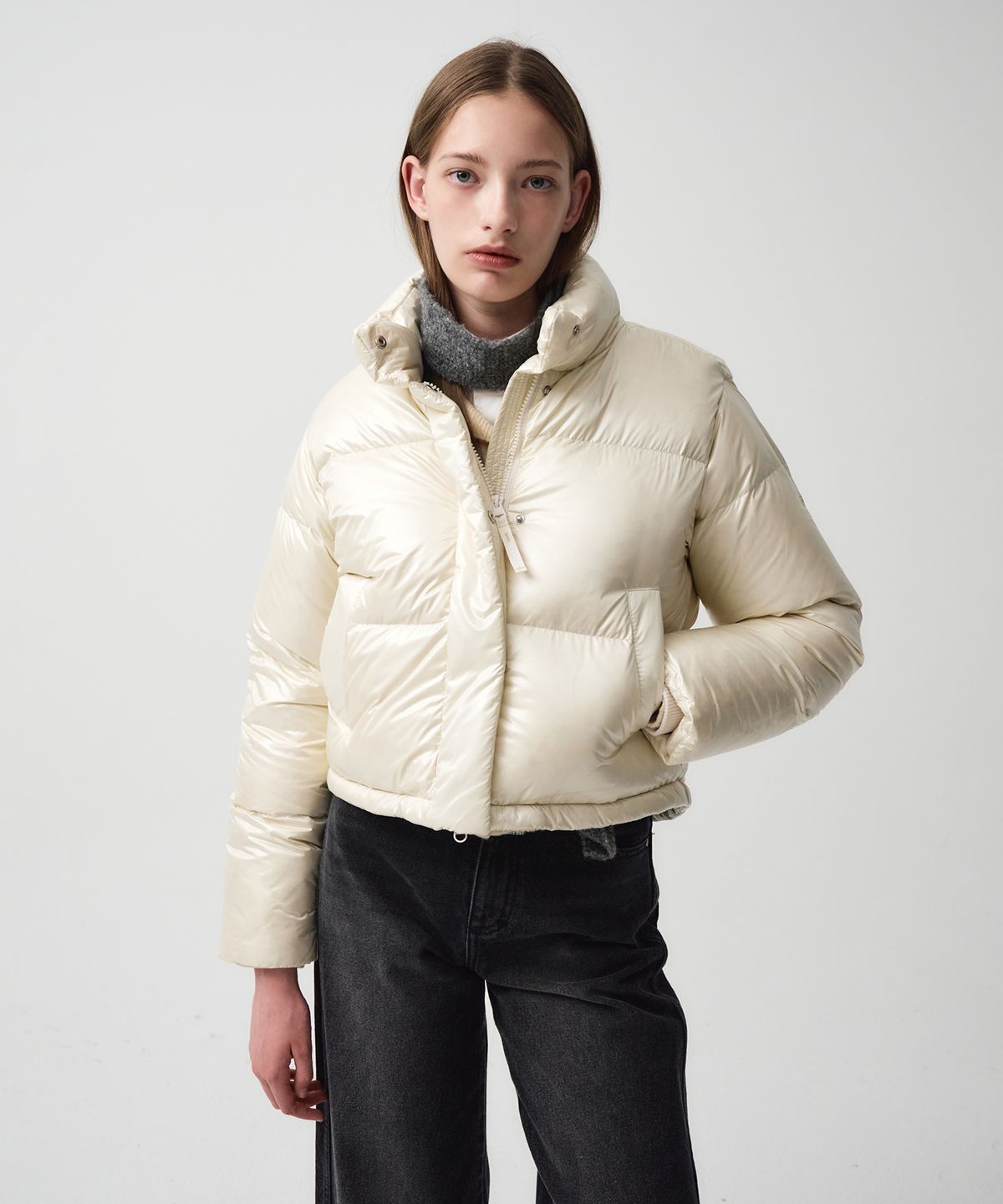 마리떼 프랑소와 저버(MARITHÉ + FRANҪOIS GIRBAUD) W GLOSSY DUCK DOWN CROP PUFFER ivory