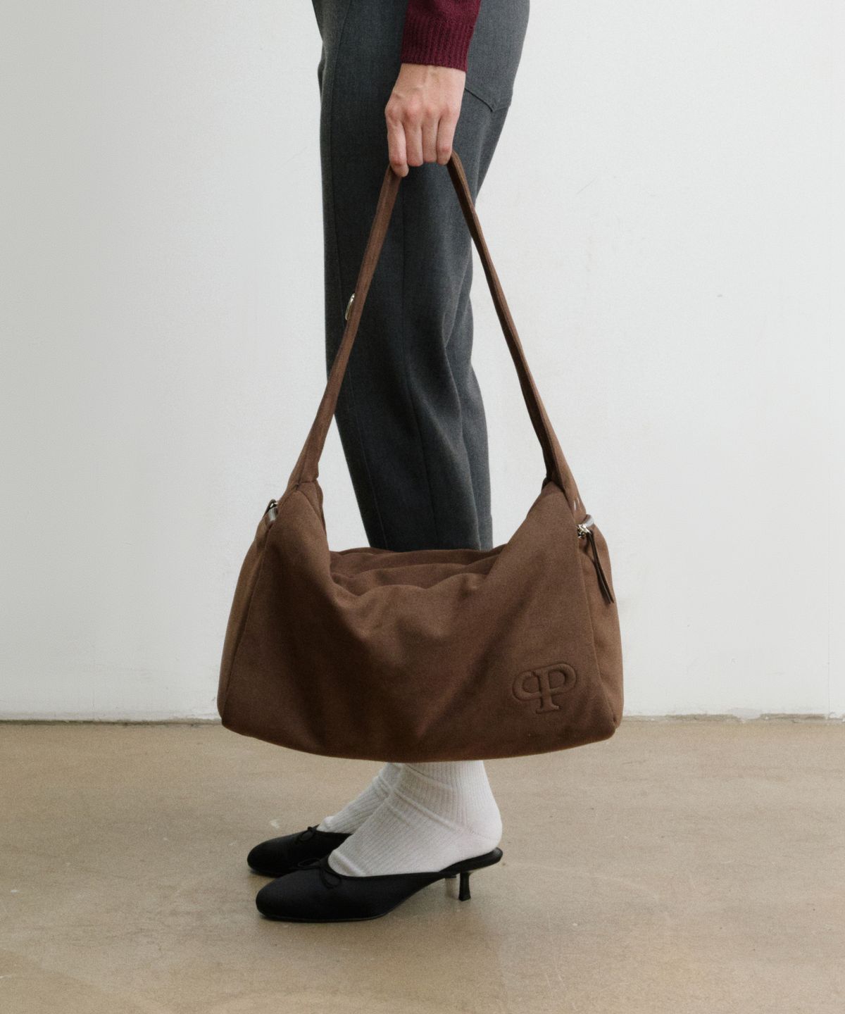 크리스틴프로젝트(CHRISTINE PROJECT) STUD SUEDE BULKY BAG(BROWNIE)