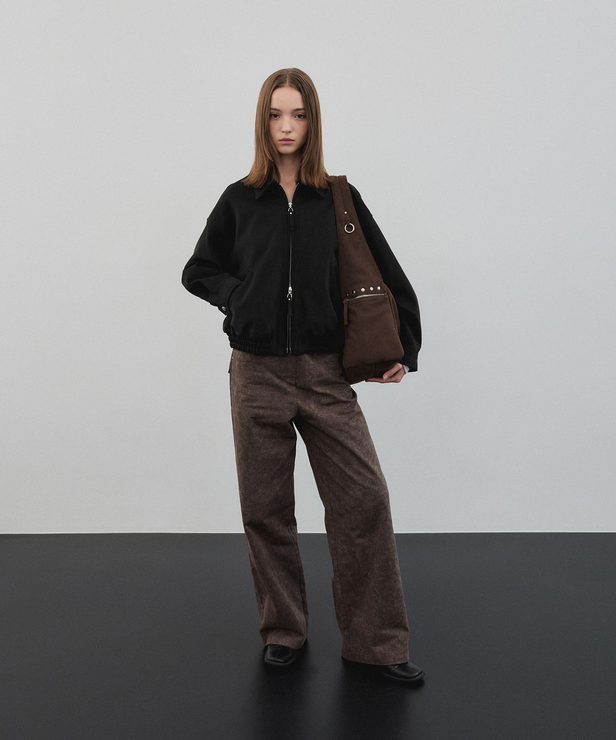 크리스틴프로젝트(CHRISTINE PROJECT) STUD SUEDE BULKY BAG(BROWNIE)