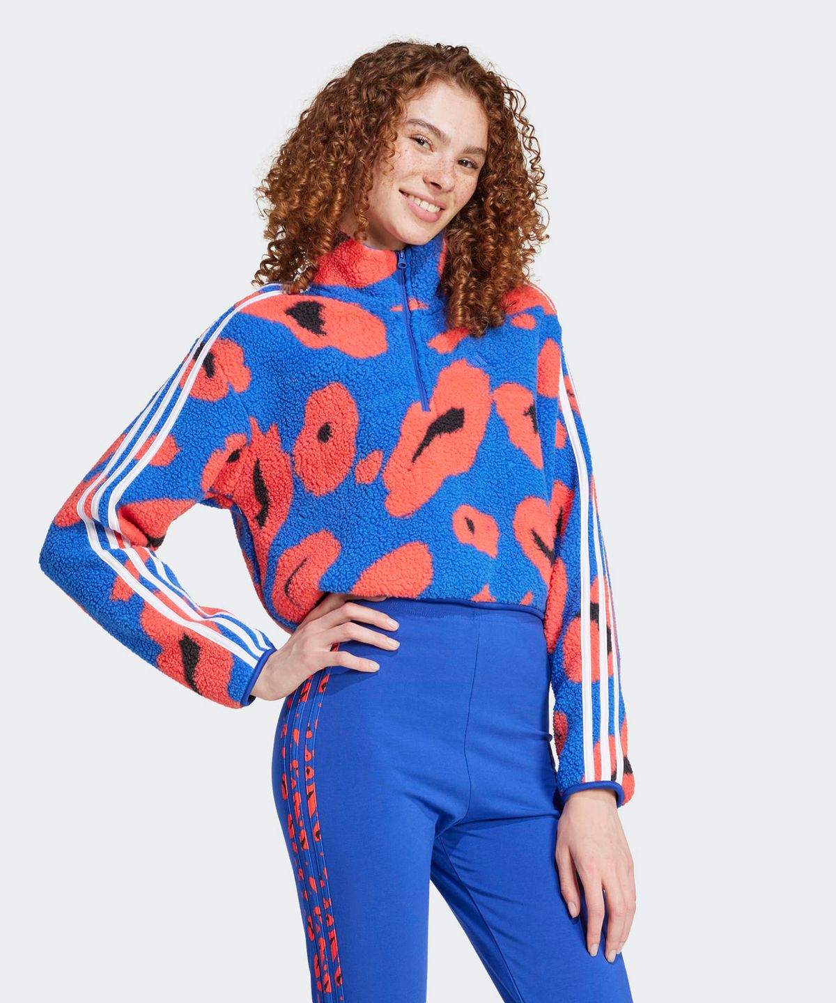 아디다스(ADIDAS) 애니멀 프린트 플리스 크롭 반집업 탑 - 블루:레드 / IY1664