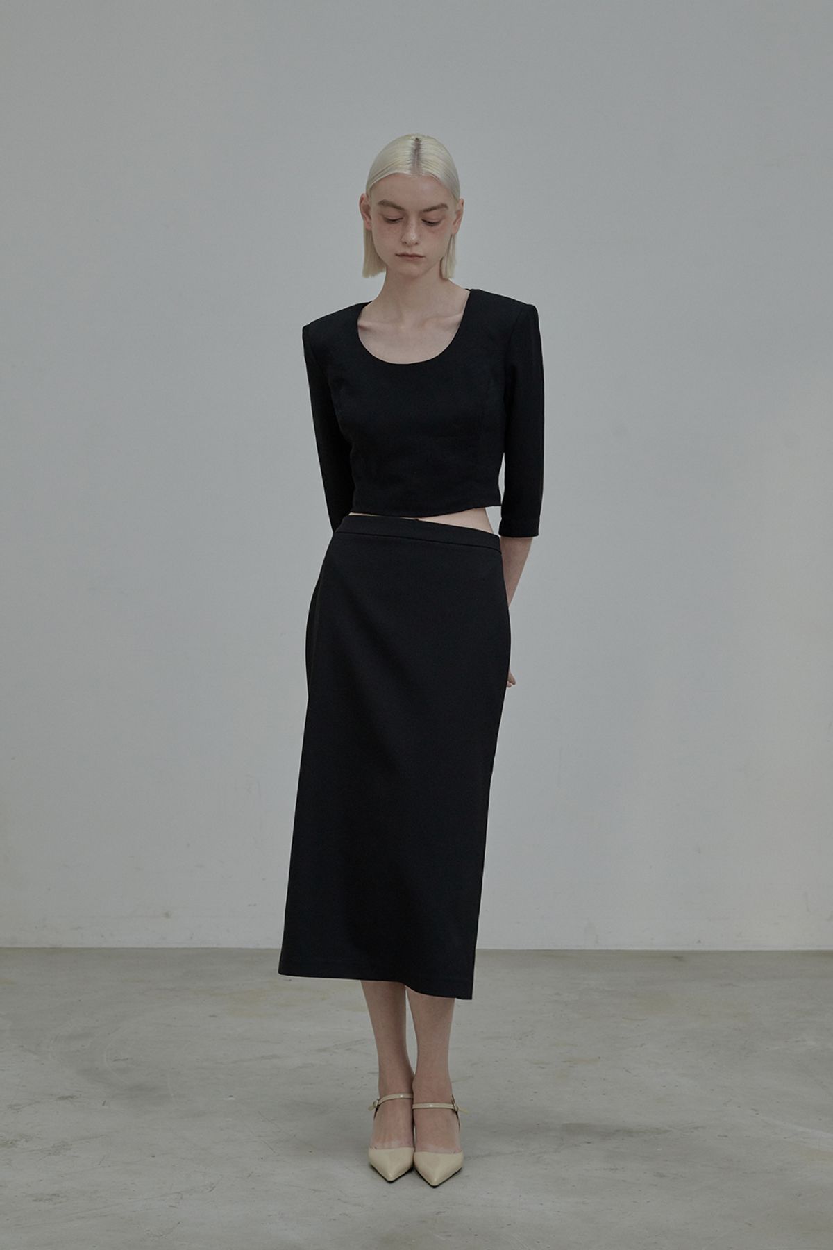 마우솔레움(MAU SOLEUM) Dominic Round Neck Blouse Top - Black