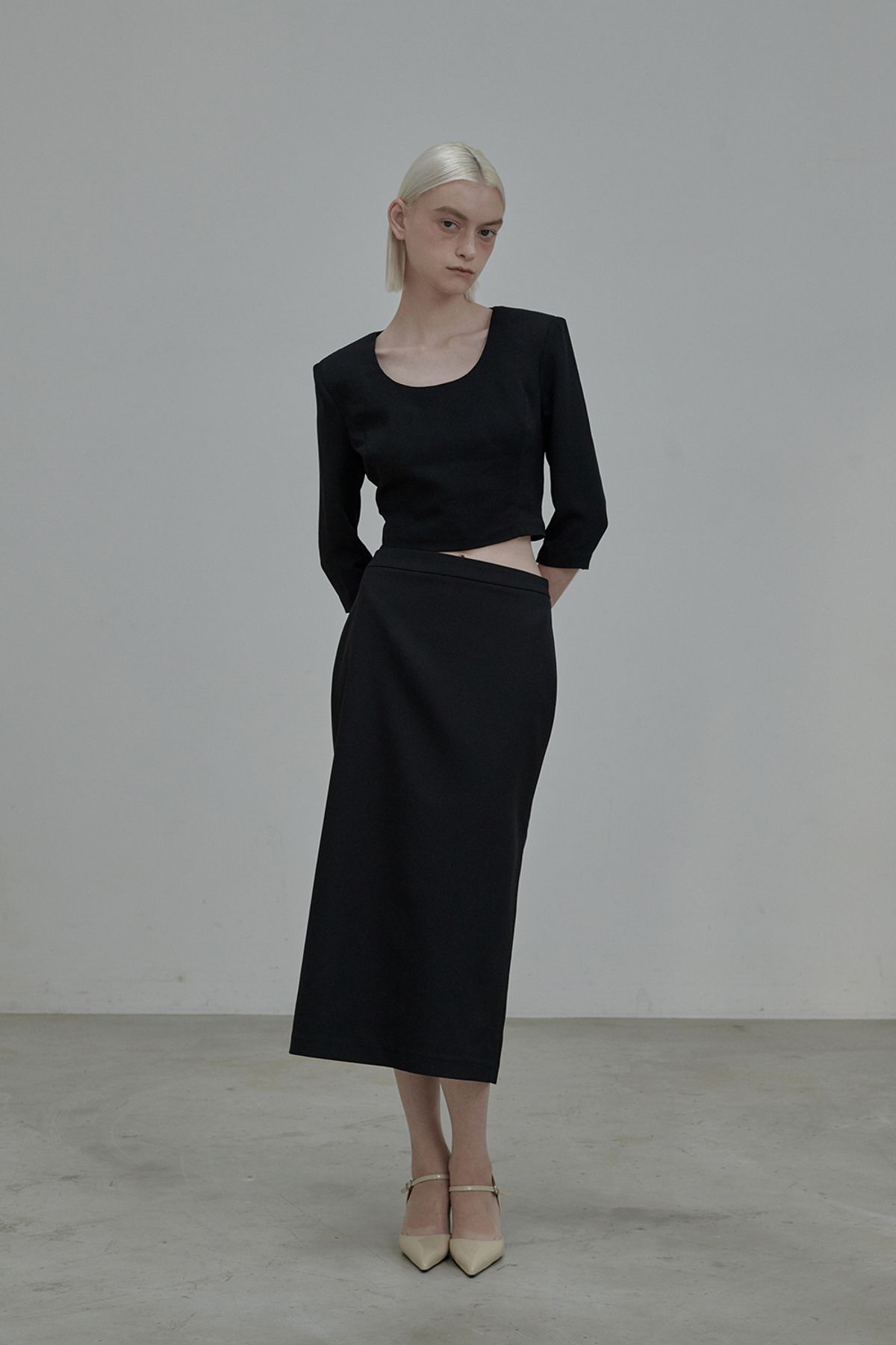마우솔레움(MAU SOLEUM) Dominic Round Neck Blouse Top - Black