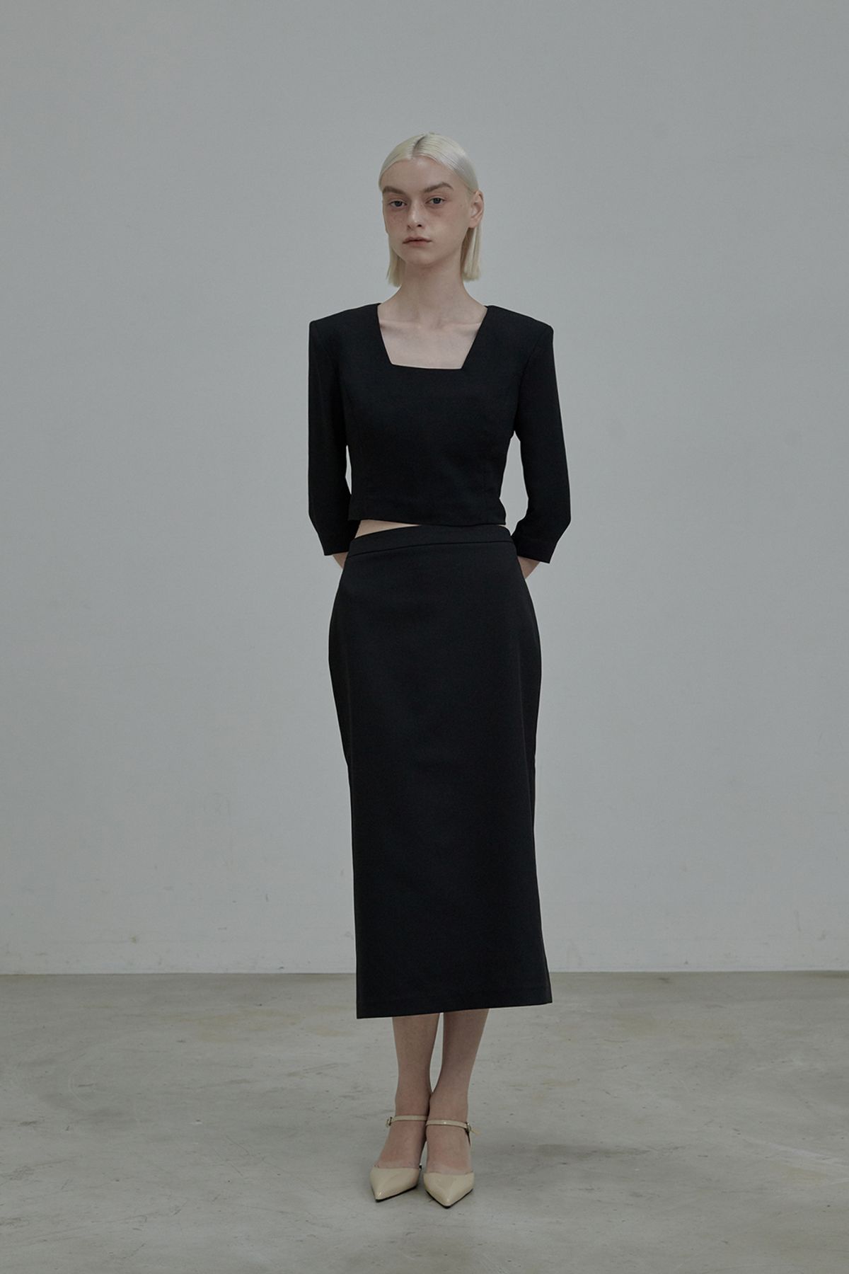 마우솔레움(MAU SOLEUM) Dominic Square Neck Blouse Top - Black