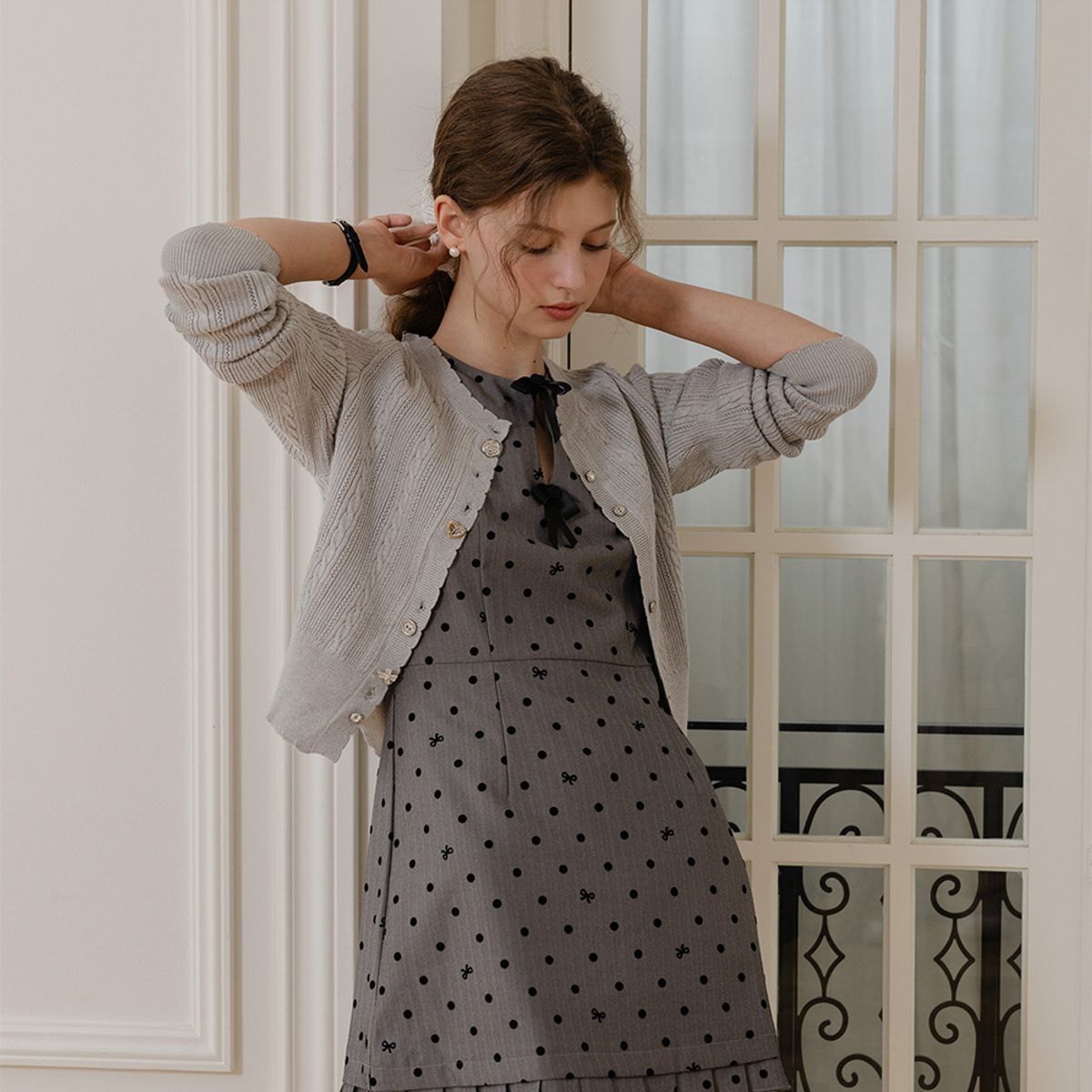 던드롭(DUNDROP) DD_Button point round neck cardigan