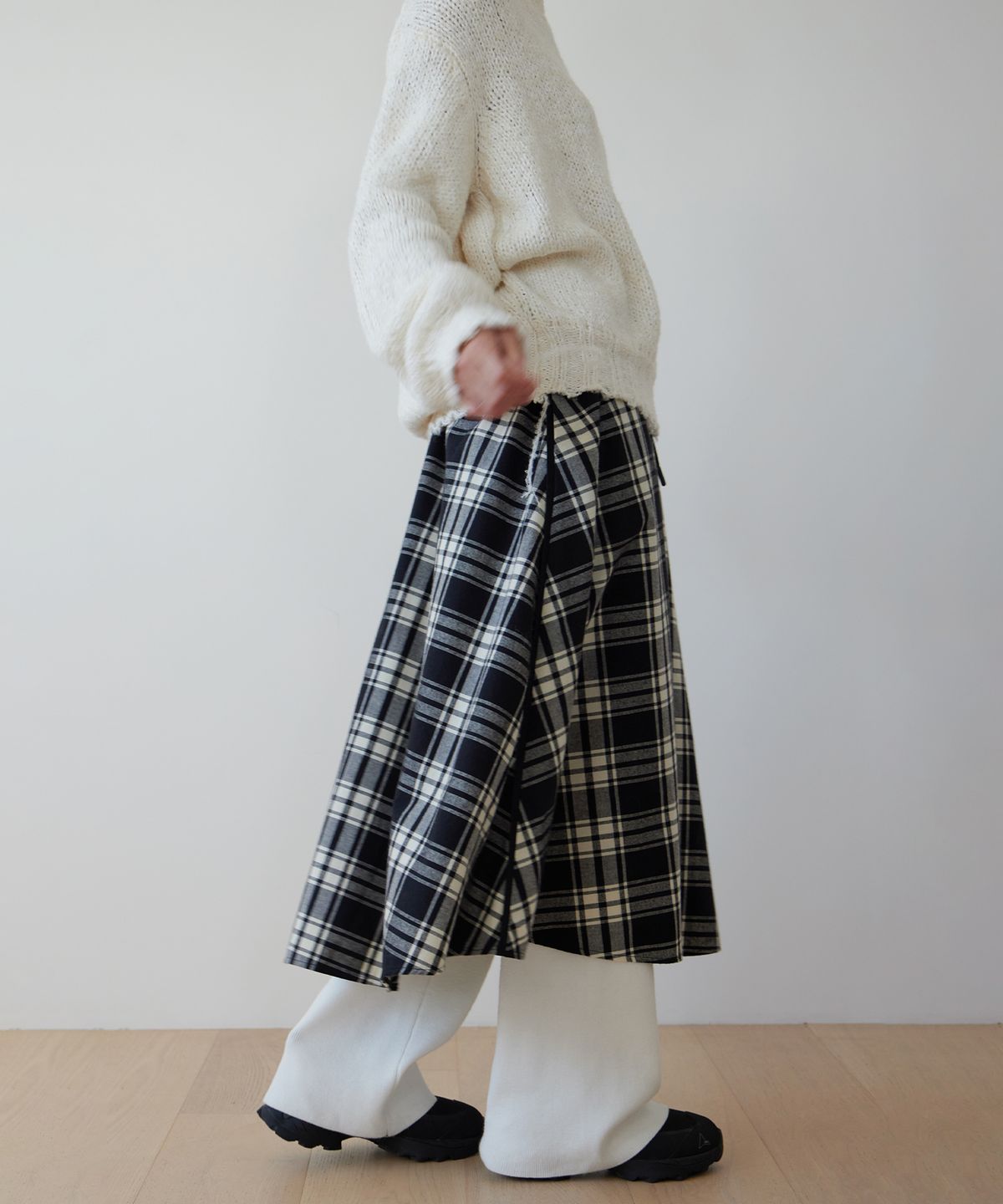 르바(LEVAR) Tartan Check Flare Skirt - Black/White