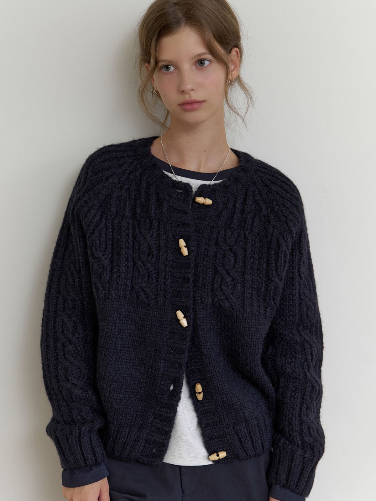 더미튼(THEMITTEN) Duffle cable cardigan (navy)