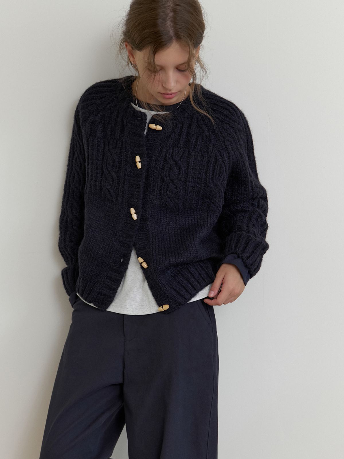 더미튼(THEMITTEN) Duffle cable cardigan (navy)