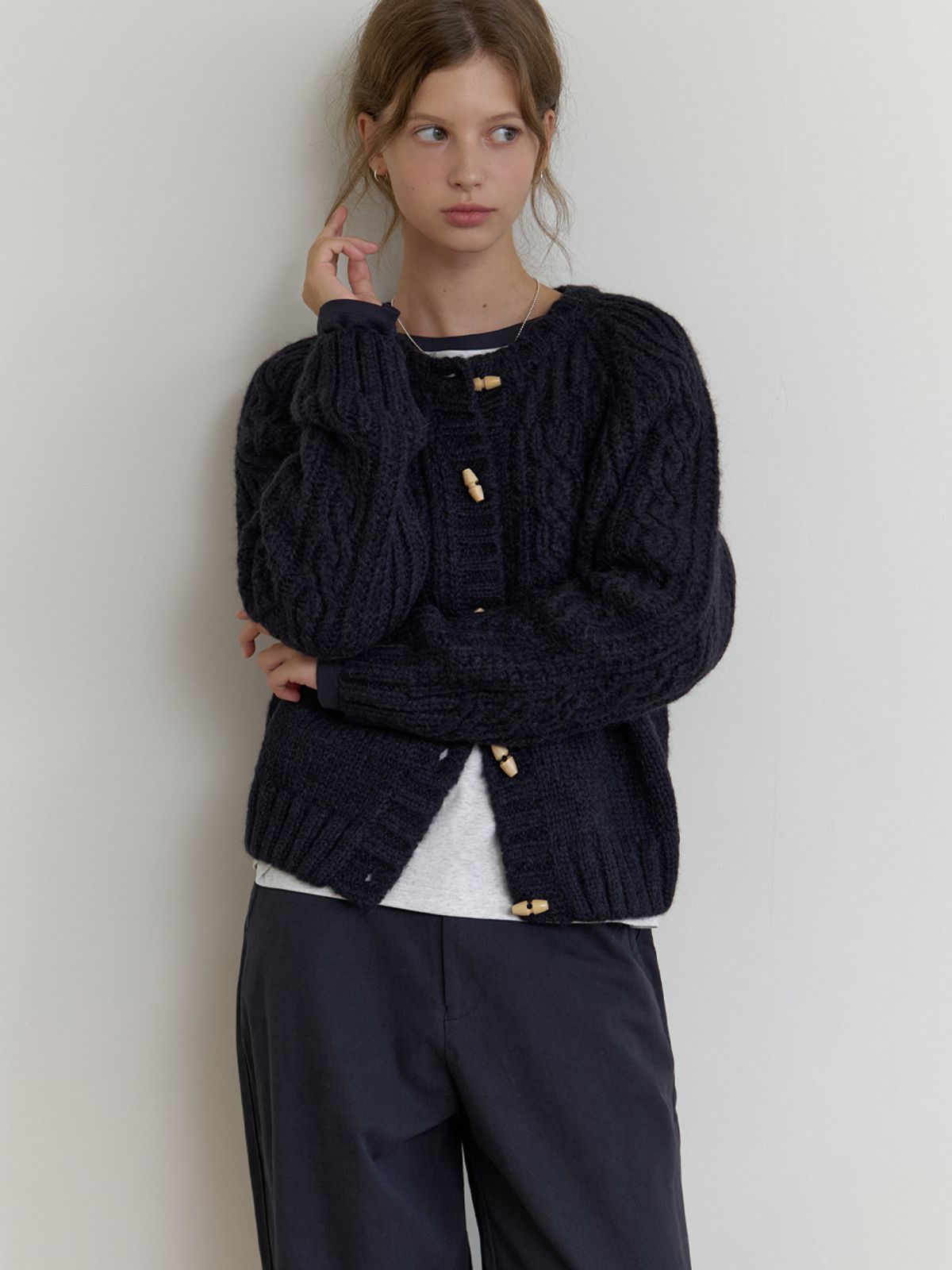 더미튼(THEMITTEN) Duffle cable cardigan (navy)