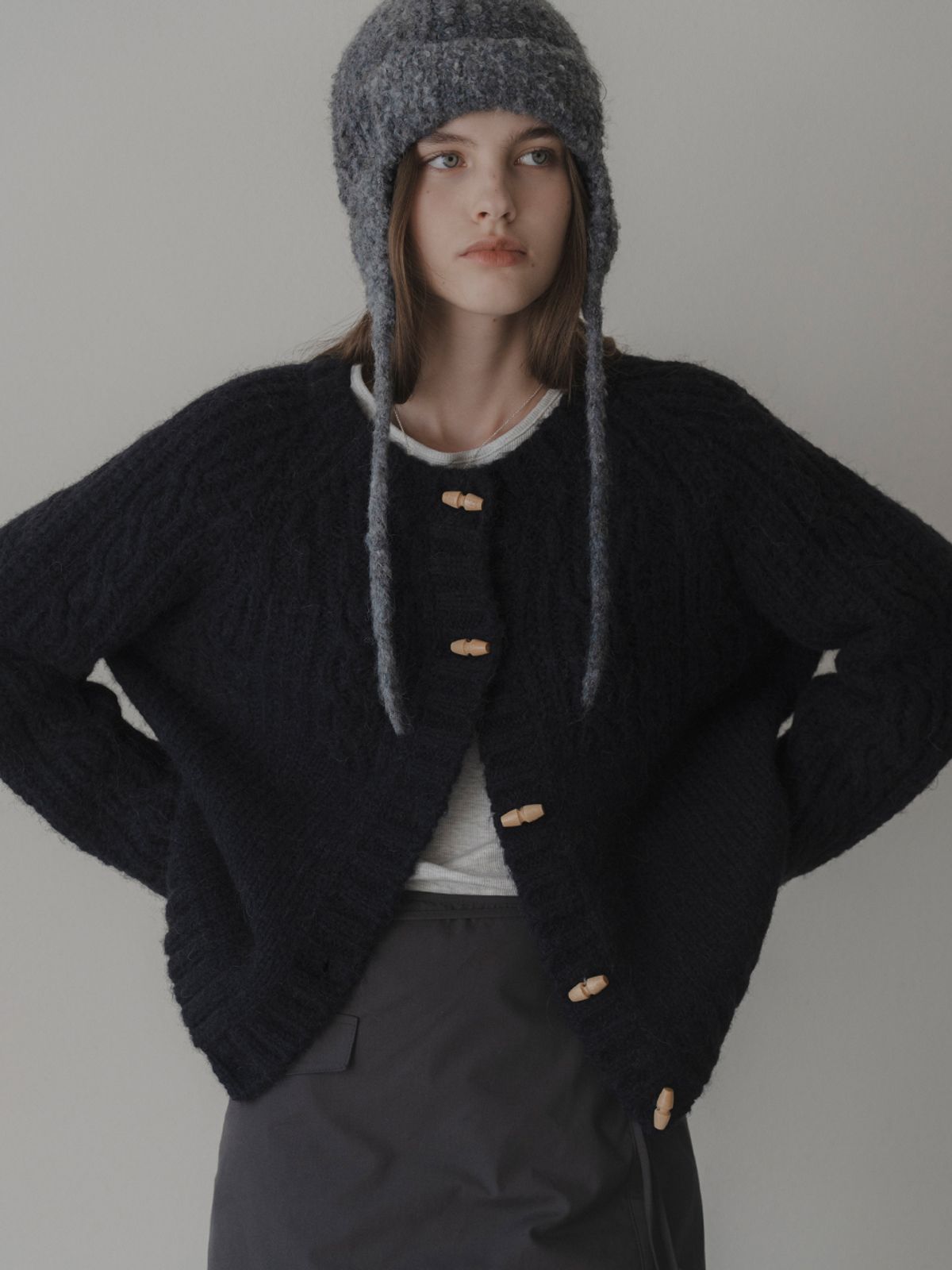 더미튼(THEMITTEN) Duffle cable cardigan (navy)