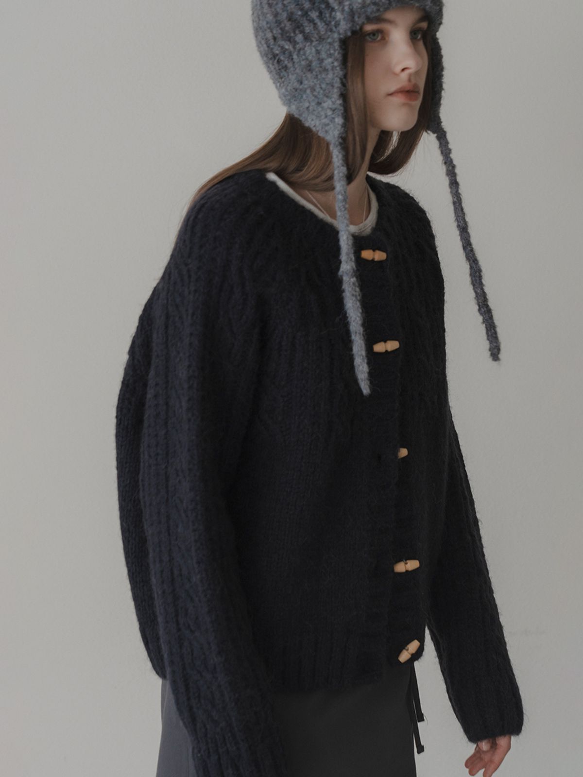 더미튼(THEMITTEN) Duffle cable cardigan (navy)