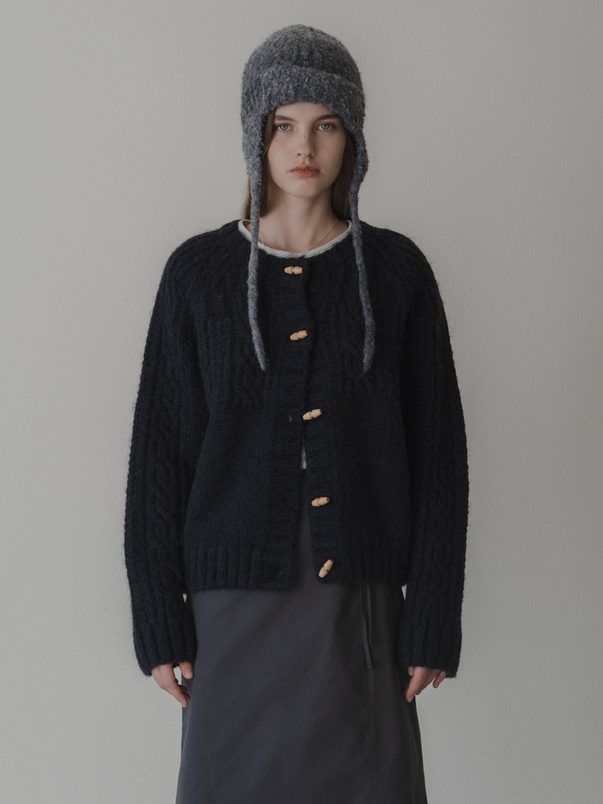더미튼(THEMITTEN) Duffle cable cardigan (navy)