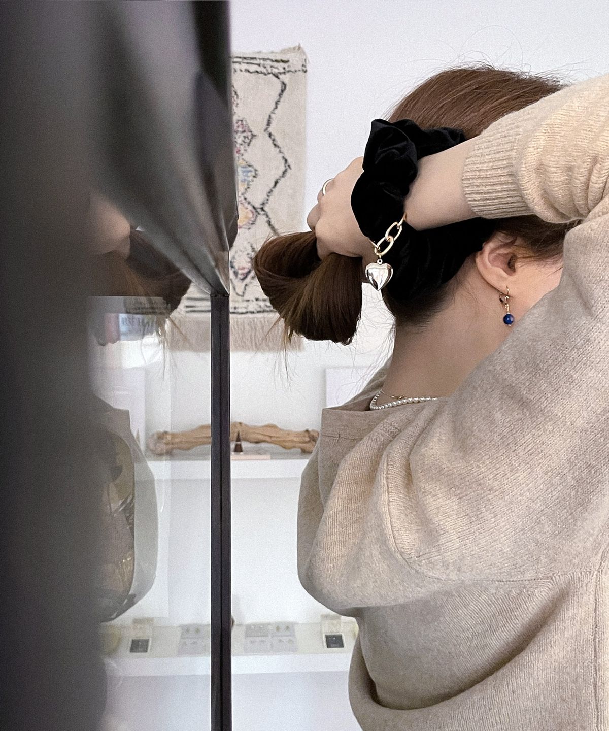 아워띵스(OURTHINGS) 터틀넥 하트 스크런치