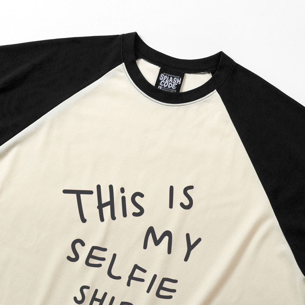 스플래시코드(SPLASHCODE) 래글런 롱슬리브 크림 - 셀피 셔츠 두들(Selfie Shirt Doddle)