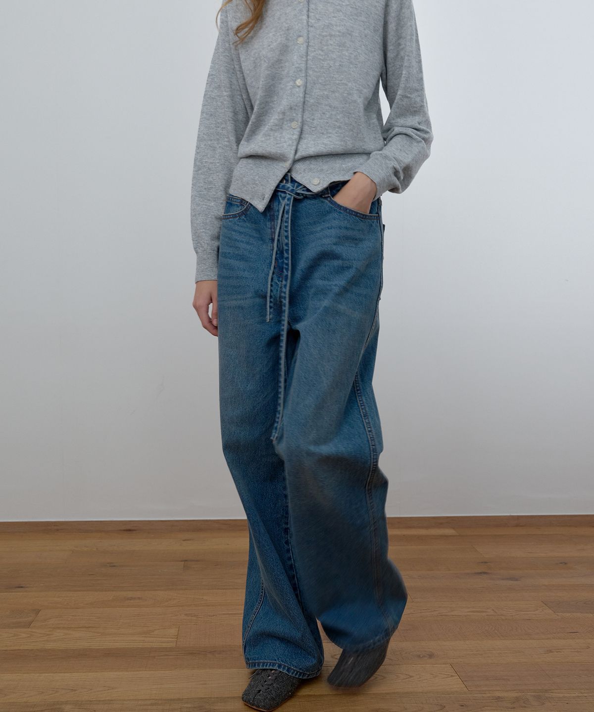 카셀(CACELE) WIDE LEG BELTED JEANS, WASHED BLUE