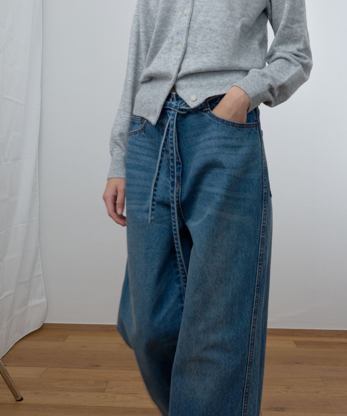 카셀(CACELE) WIDE LEG BELTED JEANS, WASHED BLUE