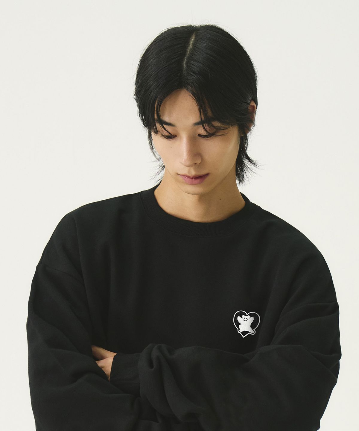 그레이버(GRAVER) [UNISEX]베어 하트 자수 맨투맨_블랙/블랙 로고