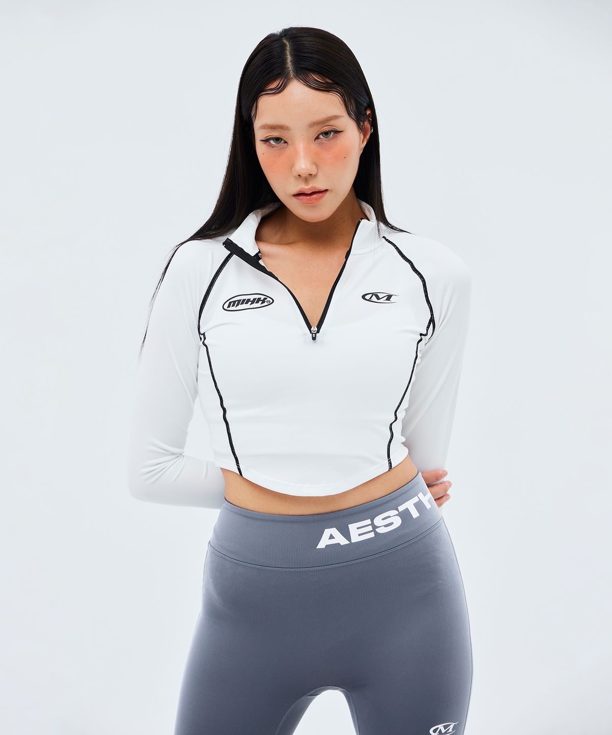 미학(MIHAK) 트랙 로고 크롭 하프집업 롱 슬리브 (WHITE)