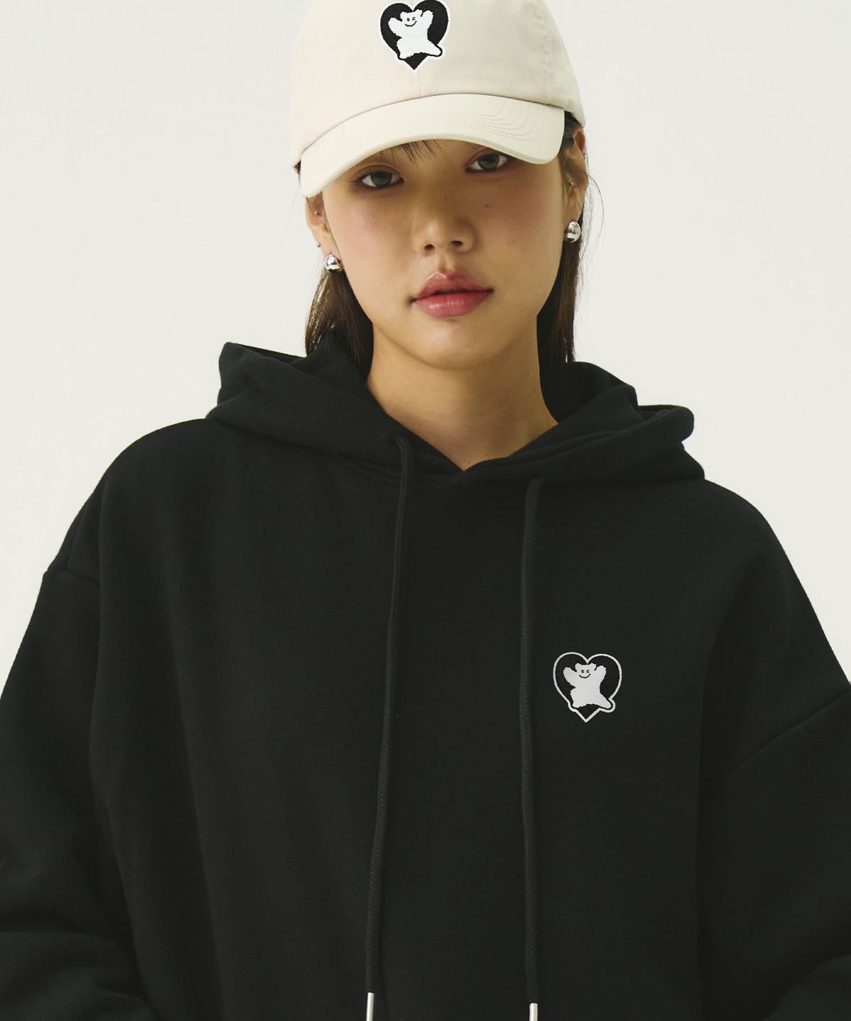 그레이버(GRAVER) [UNISEX]베어 하트 자수 후드티_블랙/블랙 로고