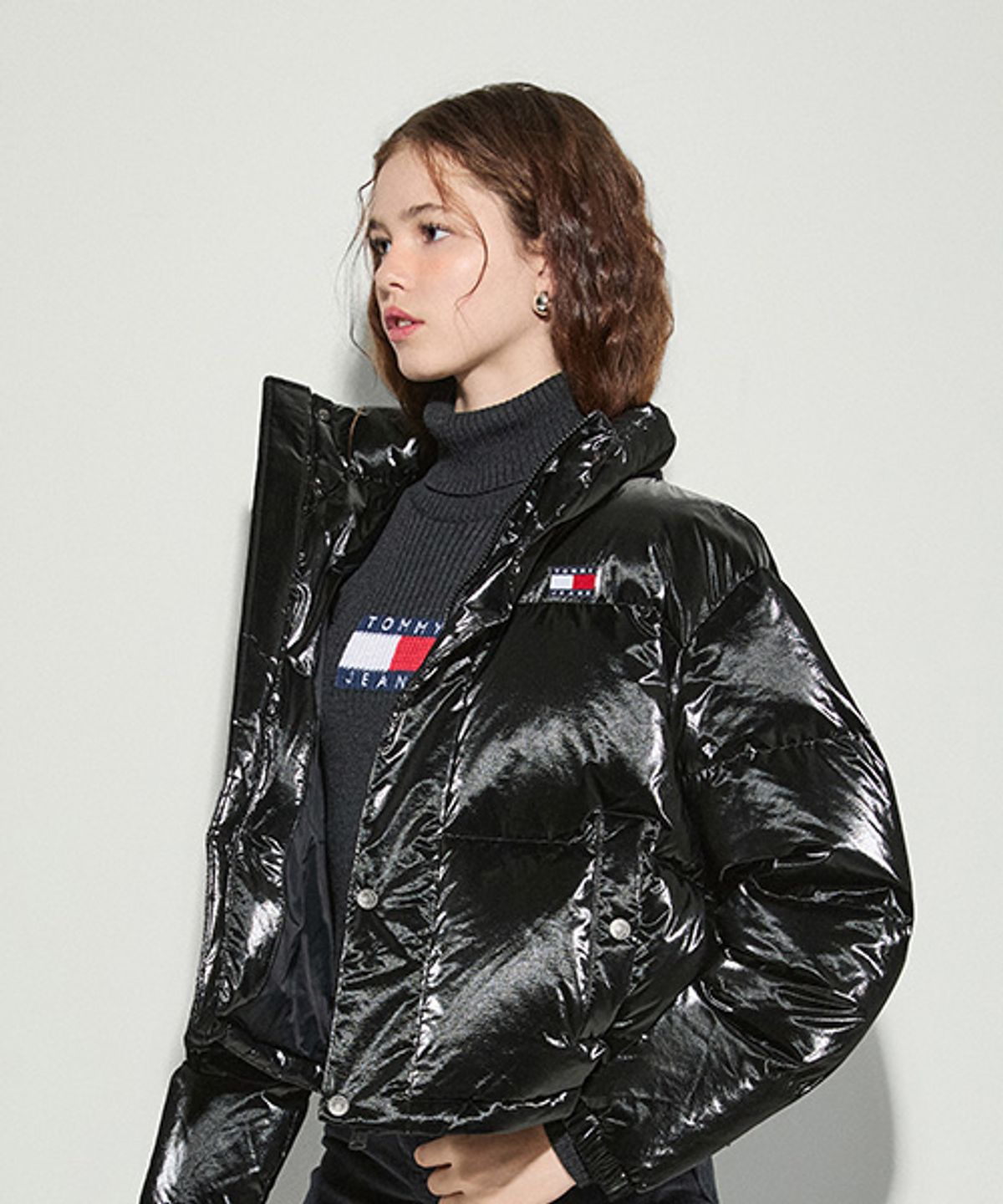 타미진스(TOMMY JEANS) 글로시 푸퍼 다운 (T32E7QJC23TWL1BDS)