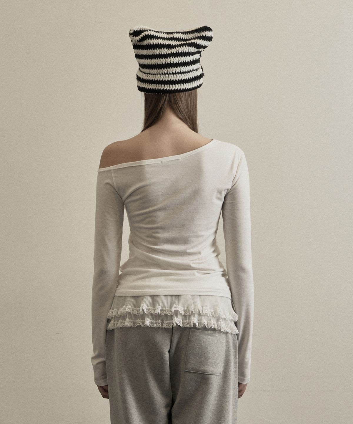 일리오(ILLIO) White lover one shoulder long sleeve