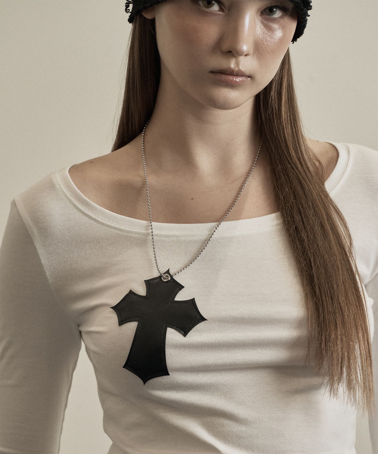 ★illio★ FAUX LEATHER CROSS NECKLACE TOP 【送料0/関税0】 MUSINSA公式 | ILLIO White faux leather cross necklace top