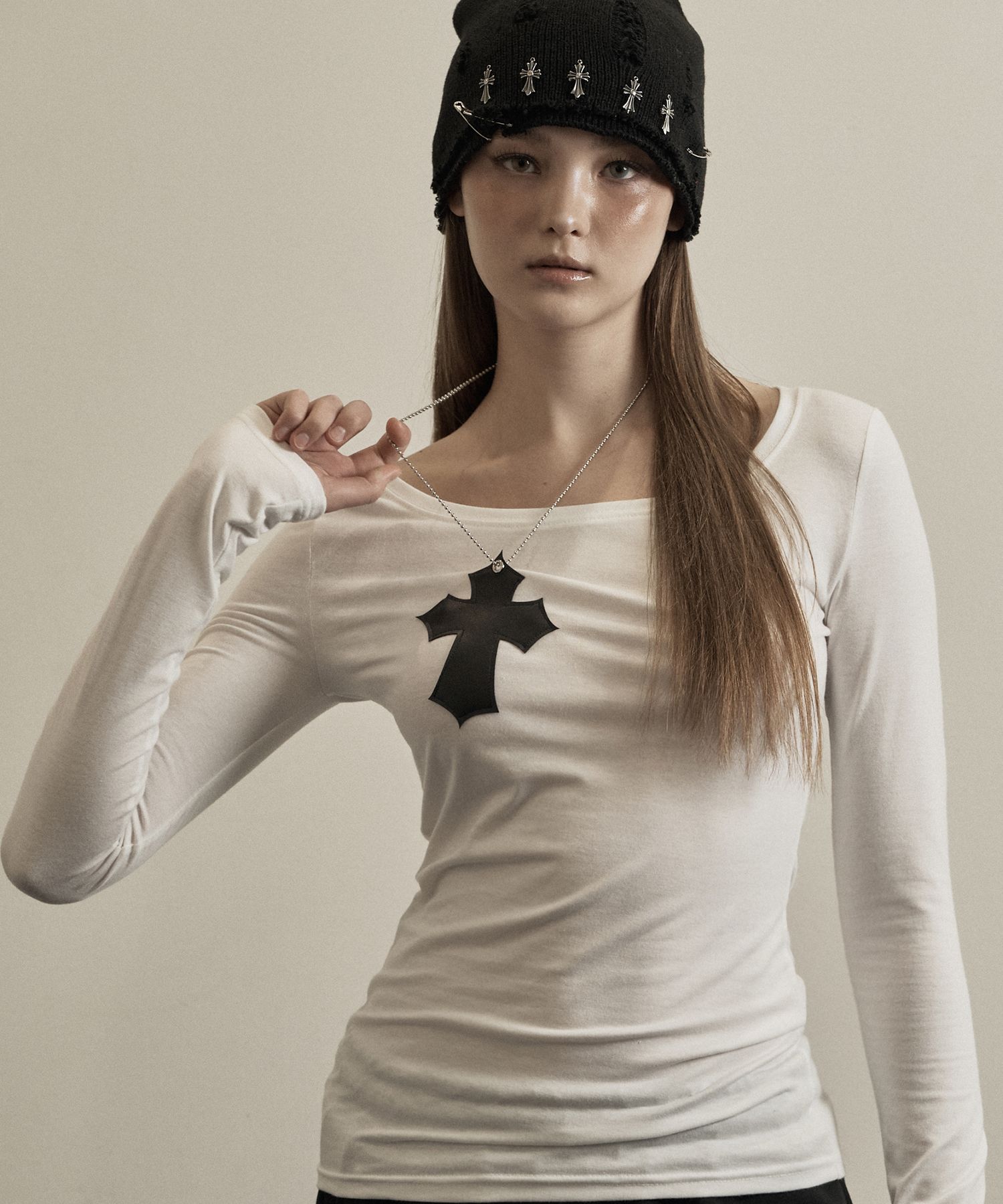 ★illio★ FAUX LEATHER CROSS NECKLACE TOP 【送料0/関税0】 MUSINSA | ILLIO White faux leather cross necklace top