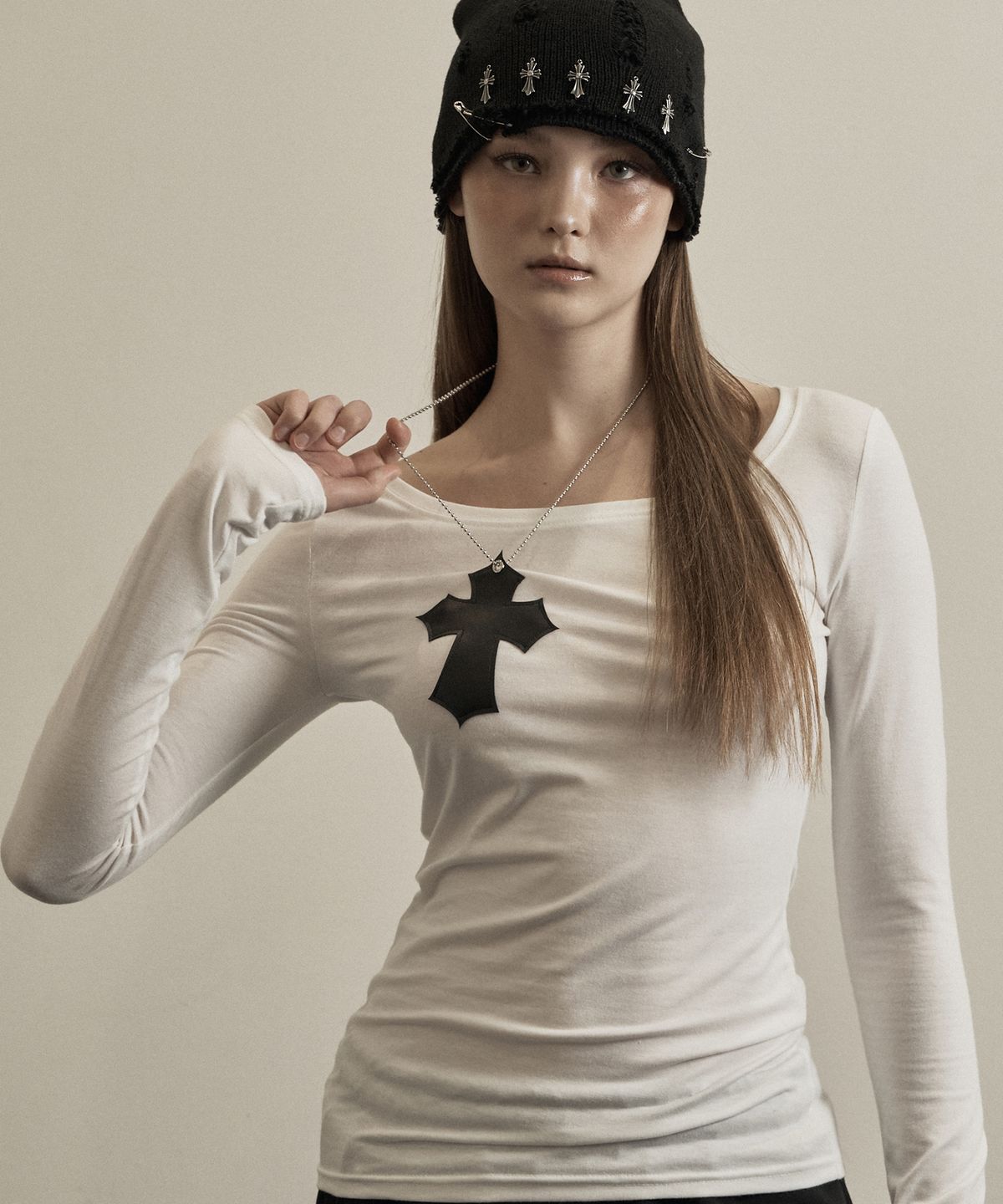 일리오(ILLIO) White faux leather cross necklace top
