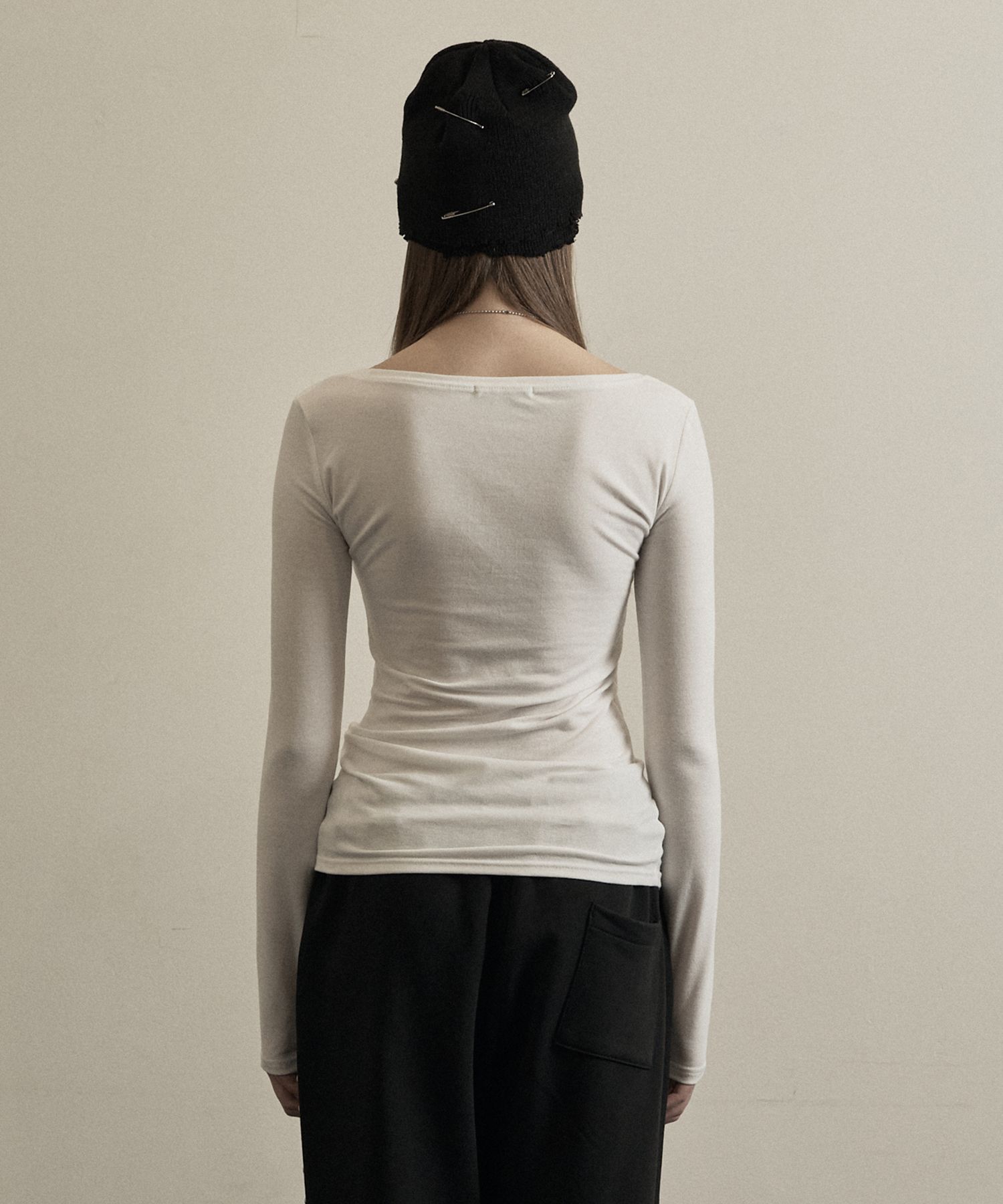MUSINSA公式 | ILLIO White faux leather cross necklace top