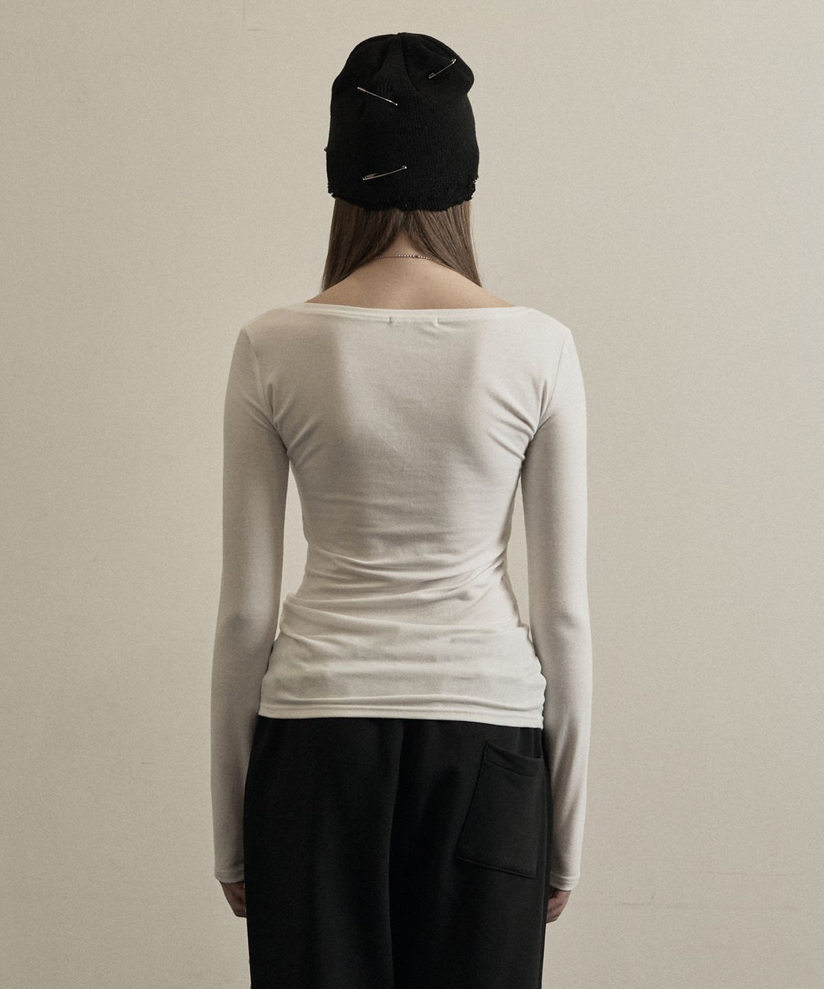 일리오(ILLIO) White faux leather cross necklace top