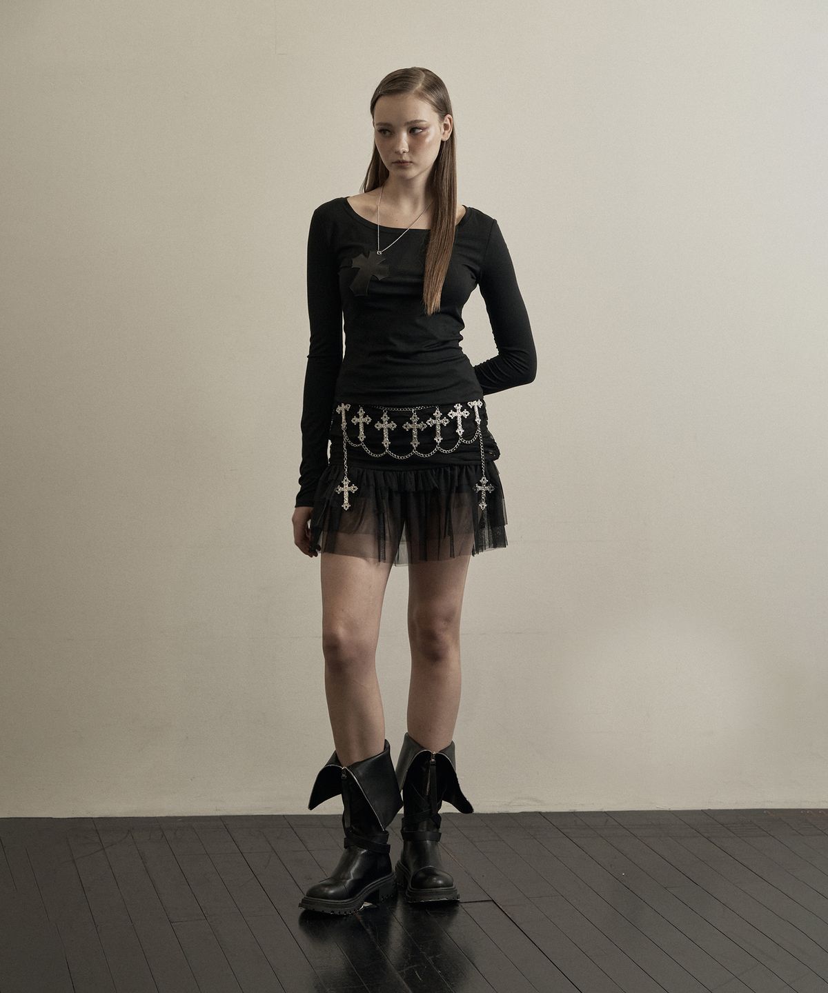 일리오(ILLIO) Black faux leather cross necklace top