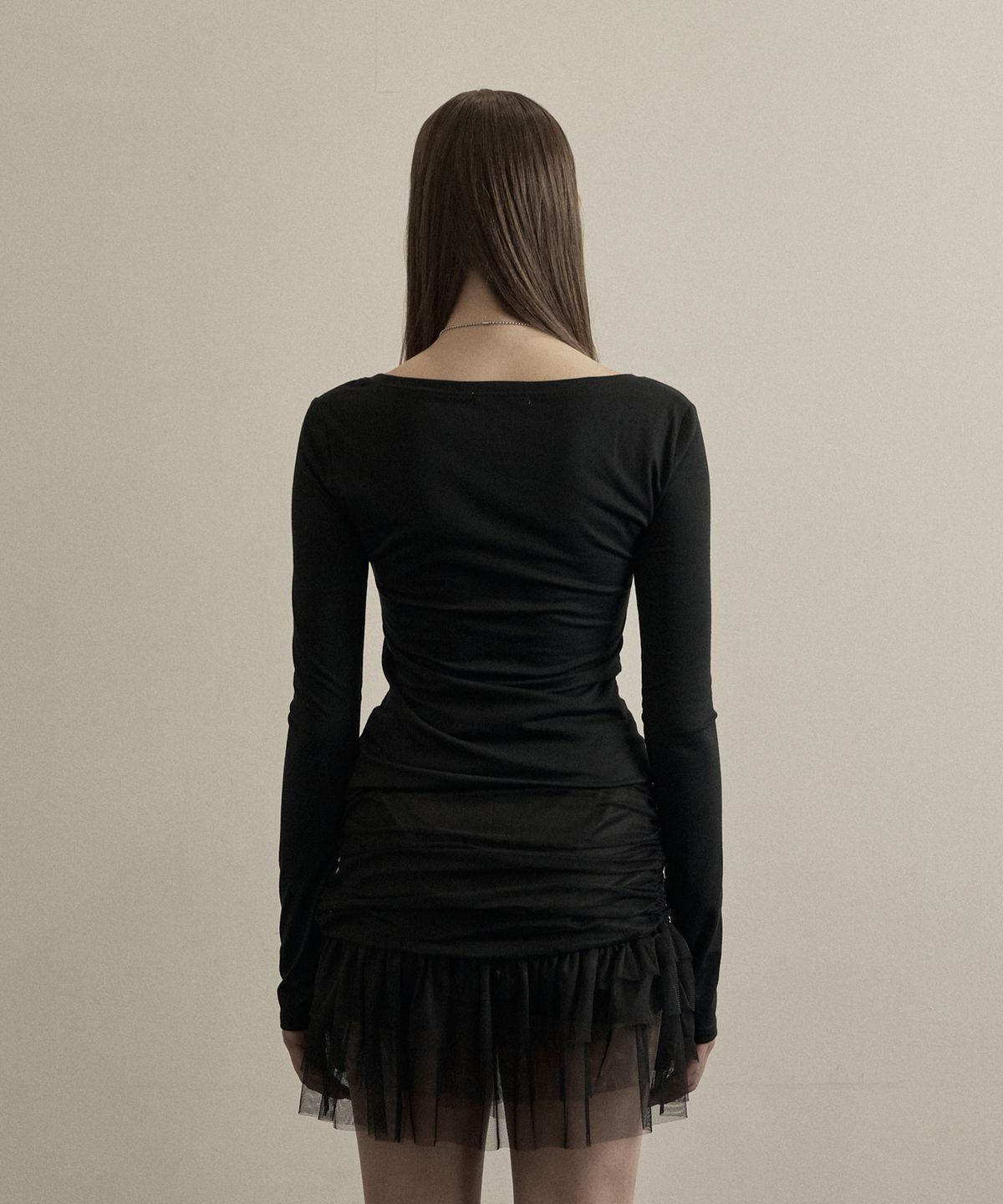 일리오(ILLIO) Black faux leather cross necklace top