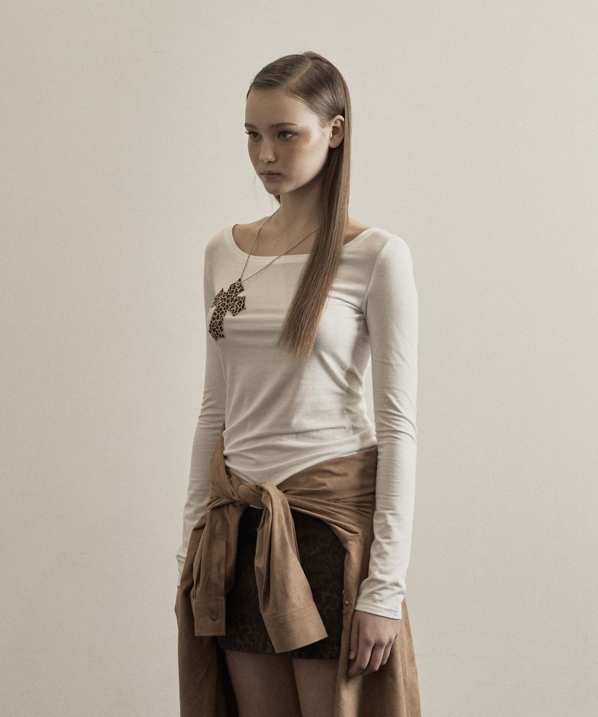 일리오(ILLIO) White leopard cross necklace top