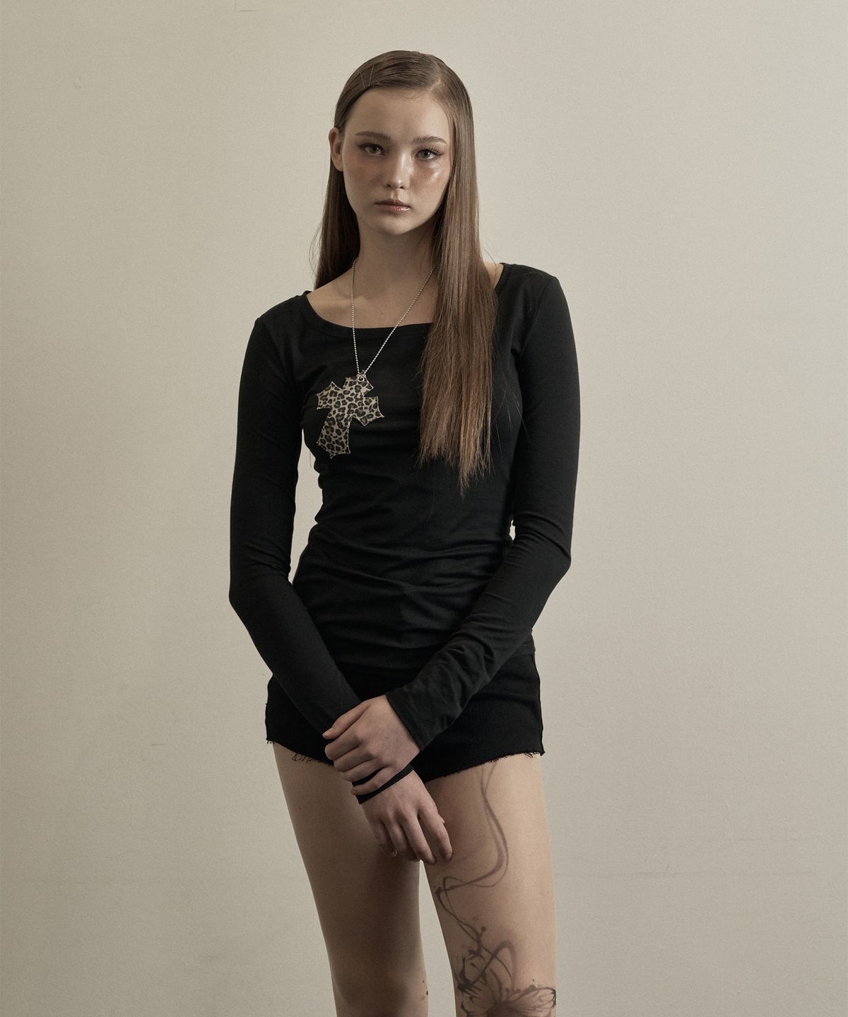 일리오(ILLIO) Black leopard cross necklace top