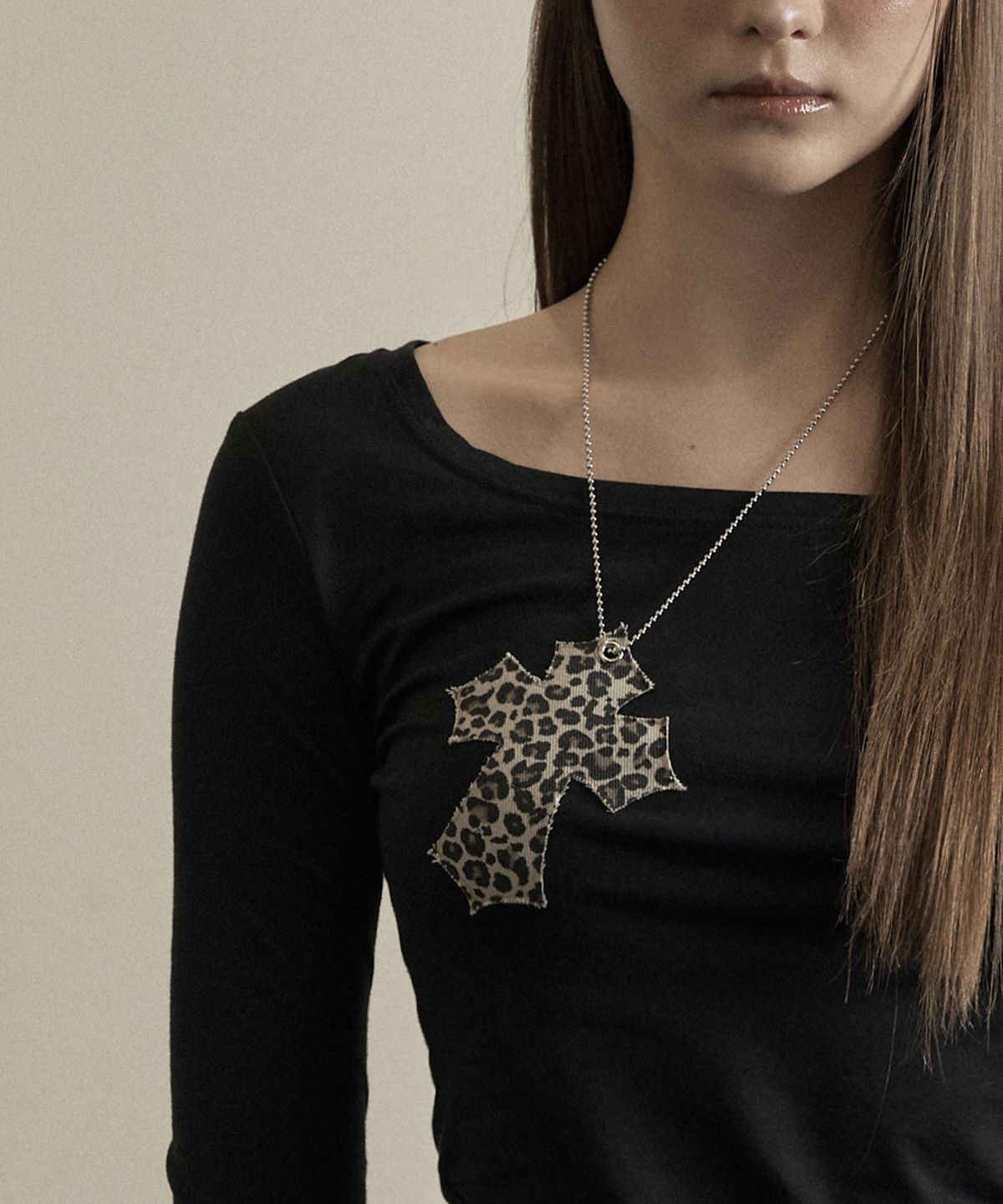 일리오(ILLIO) Black leopard cross necklace top