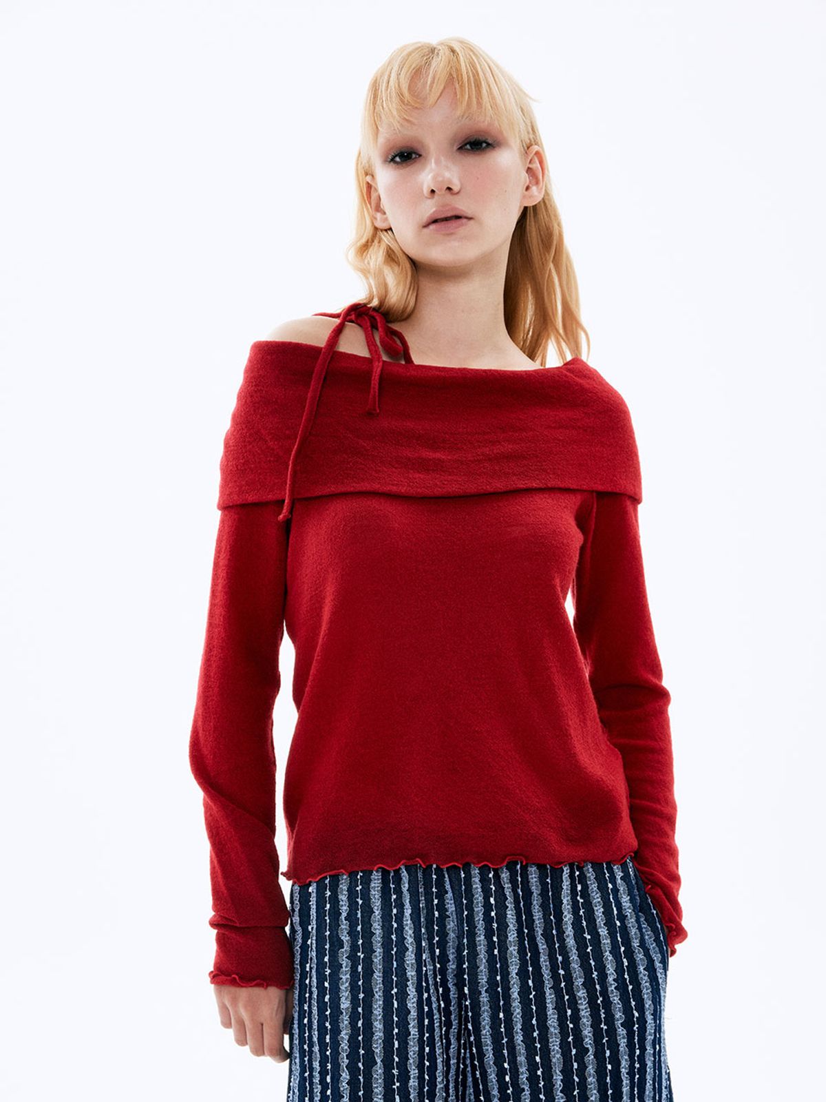 비수스(VISUS) Wool Off-shoulder Top_Red