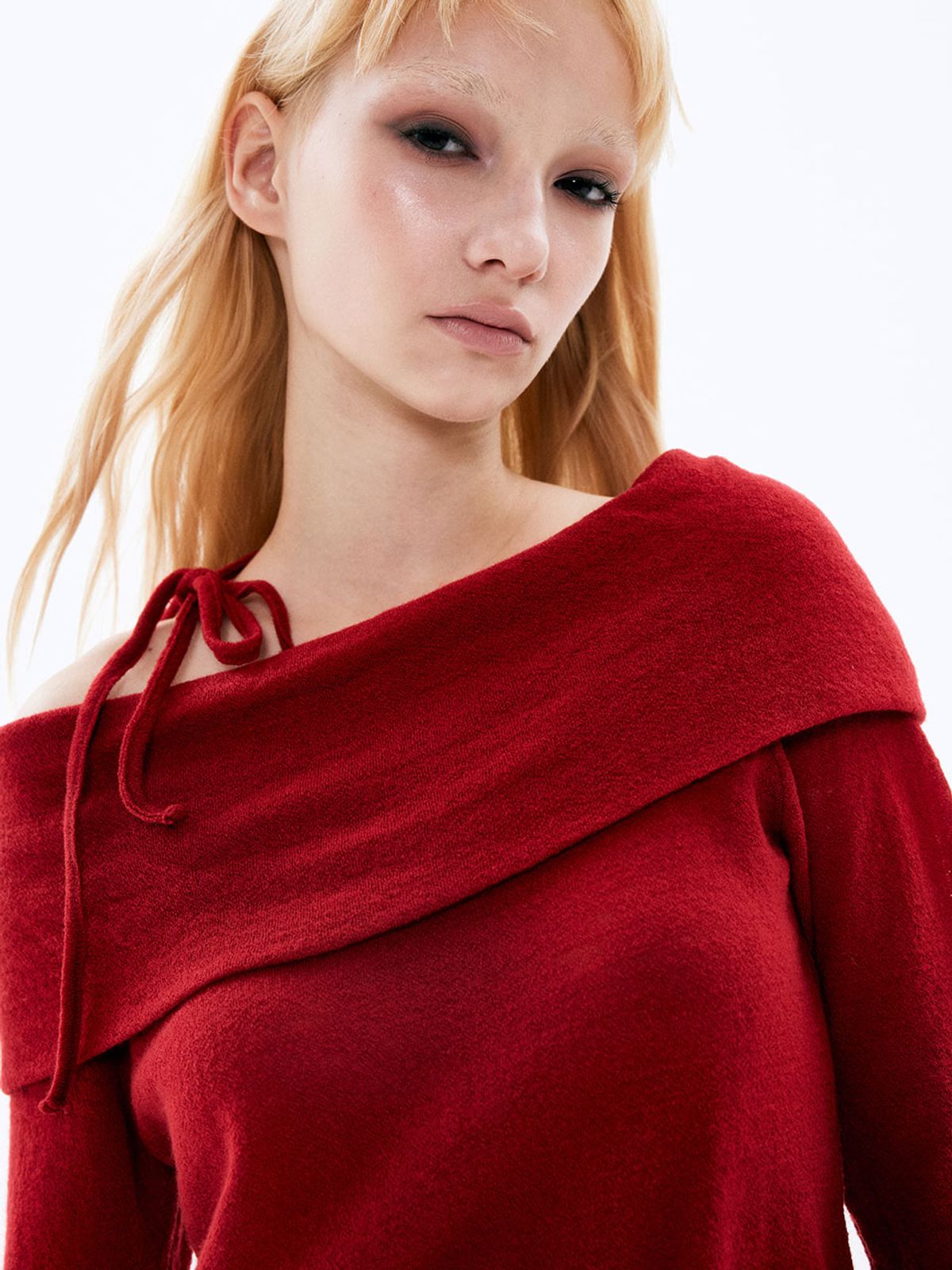 비수스(VISUS) Wool Off-shoulder Top_Red