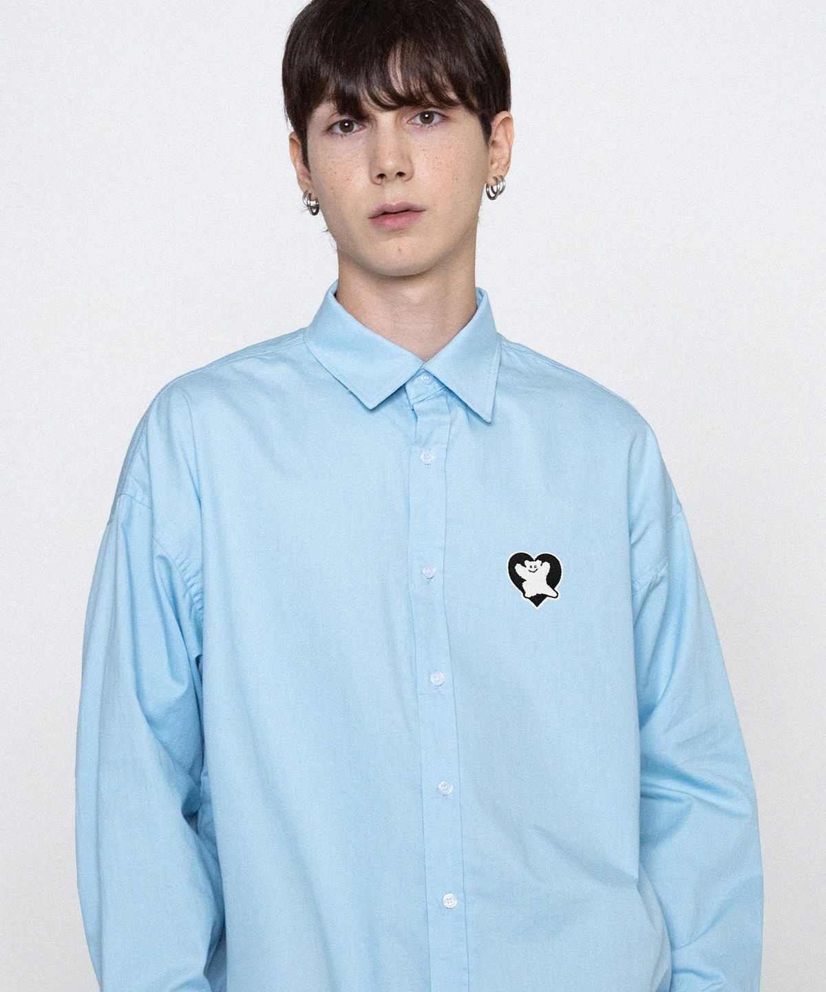 그레이버(GRAVER) [UNISEX]베어 하트 자수 베이직 셔츠_스카이블루/블랙 로고