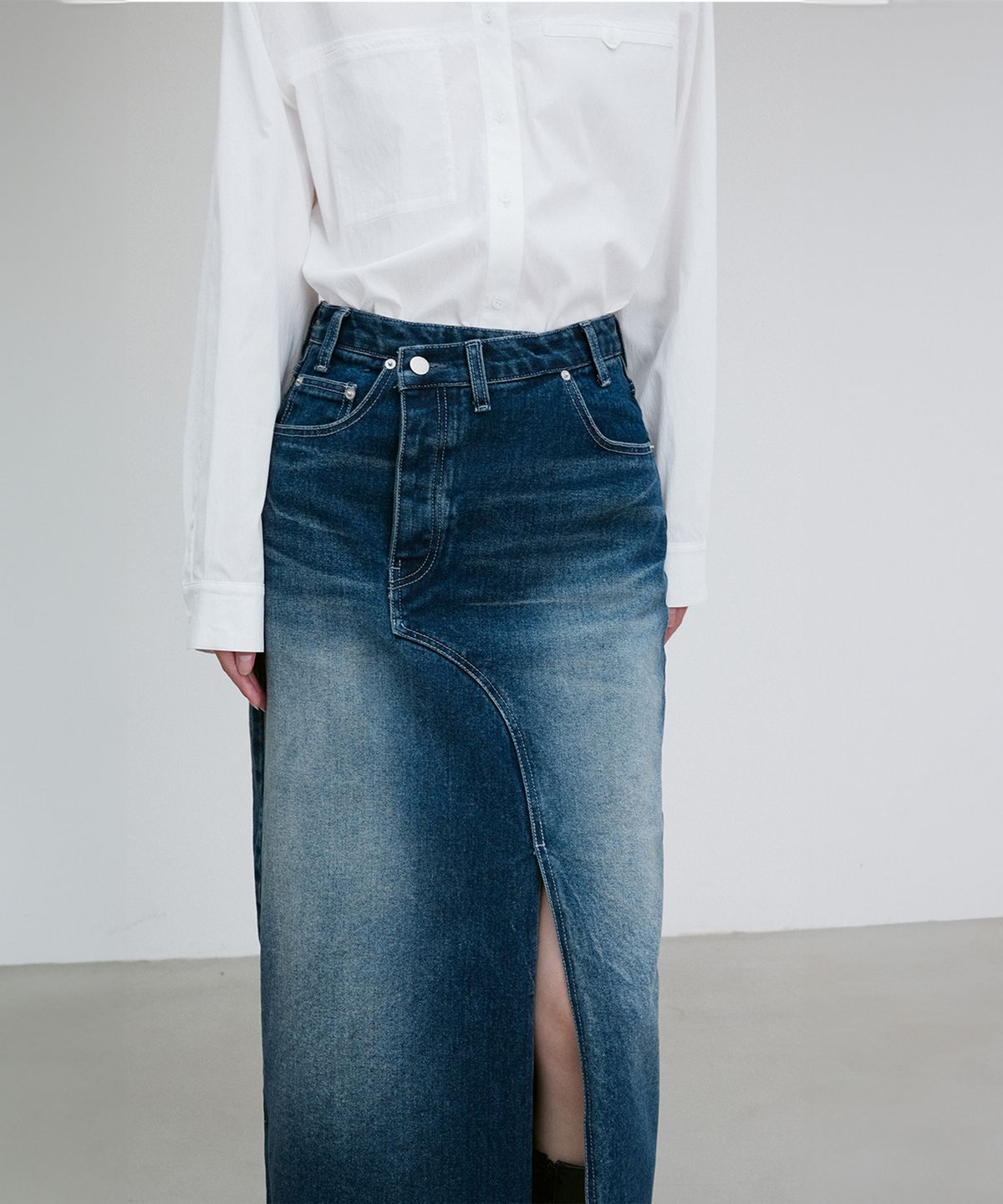 리이(RE RHEE) ASYMMETRIC DETAIL DENIM SKIRT