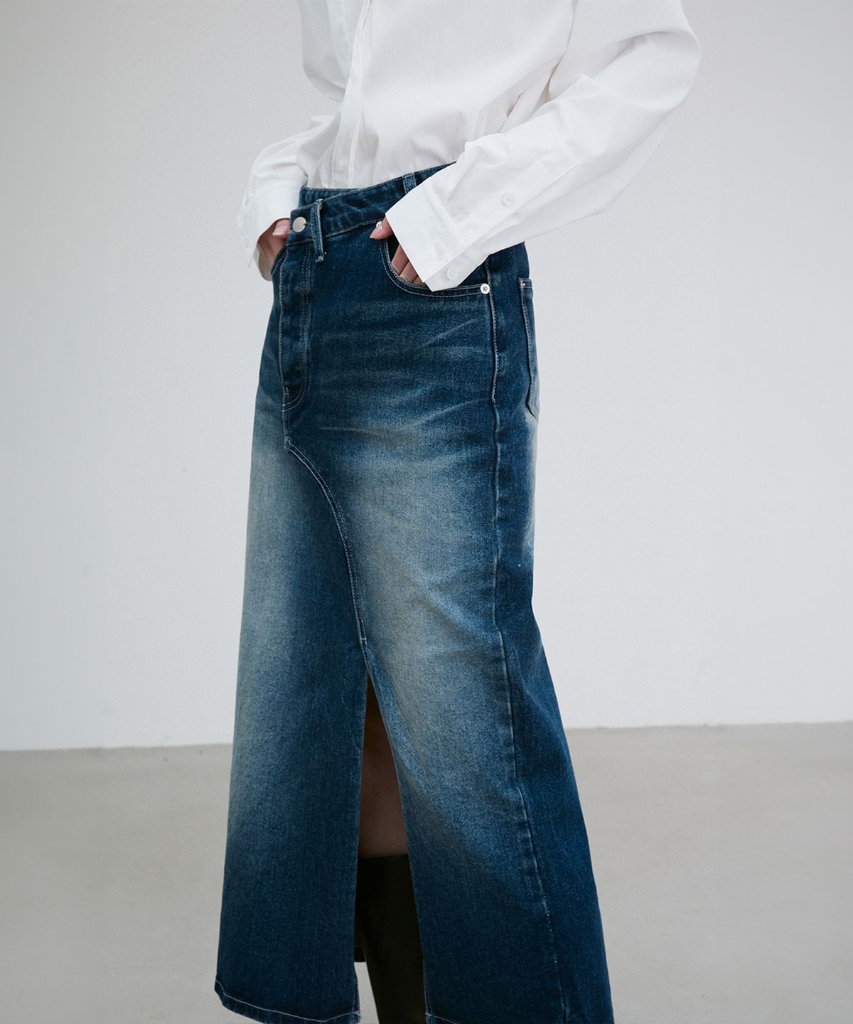 리이(RE RHEE) ASYMMETRIC DETAIL DENIM SKIRT