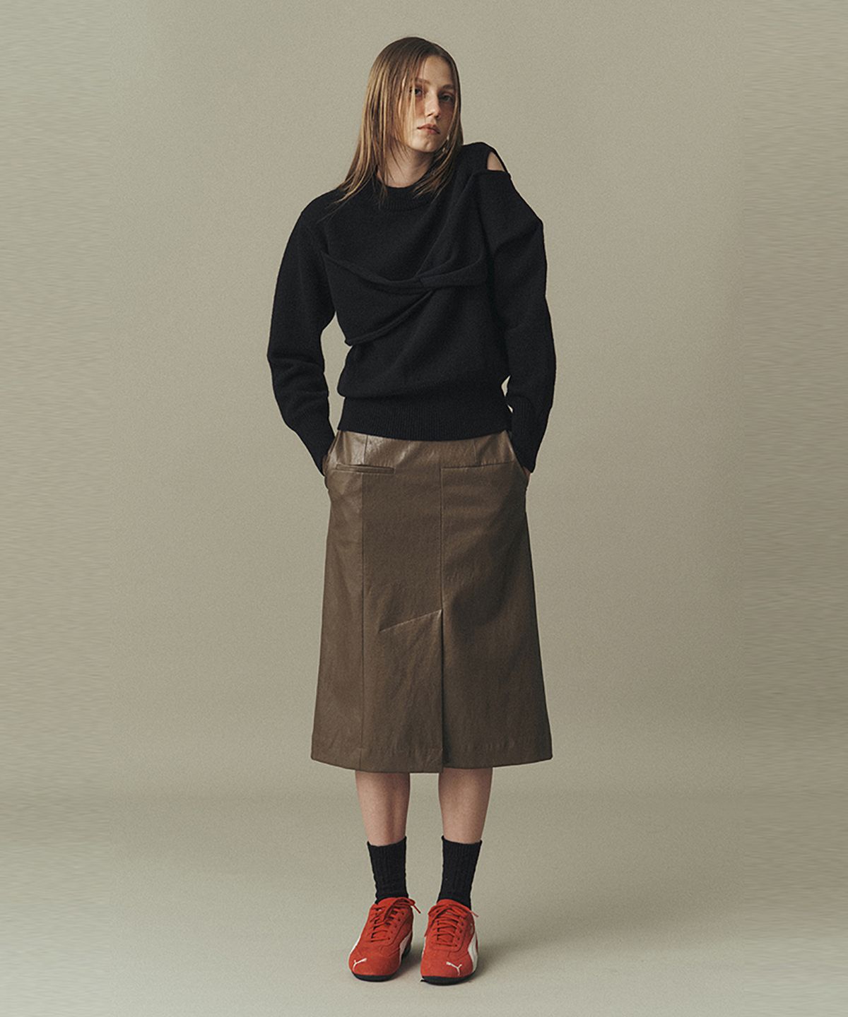 아위(AHWE) TWISTED BUSTIER SWEATER_BLACK
