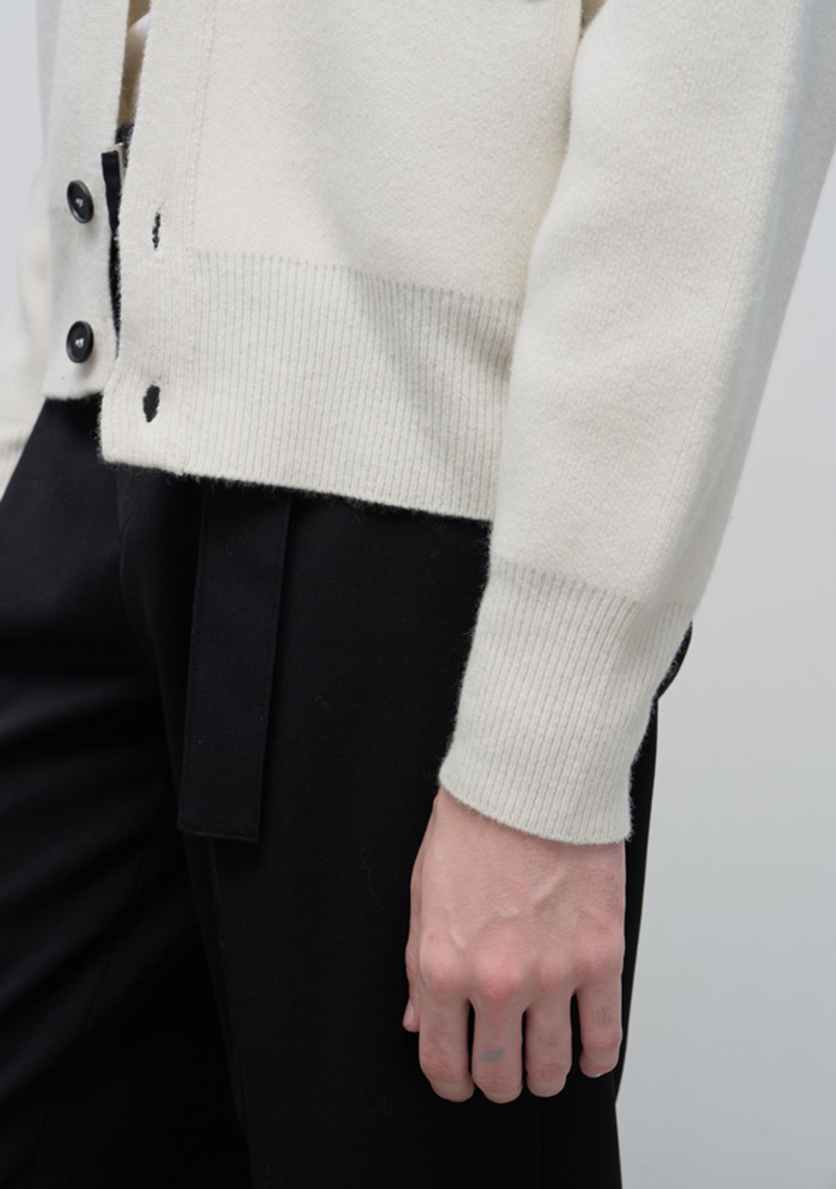 세비지(SAVAGE) V Neck Cardigan - Ivory