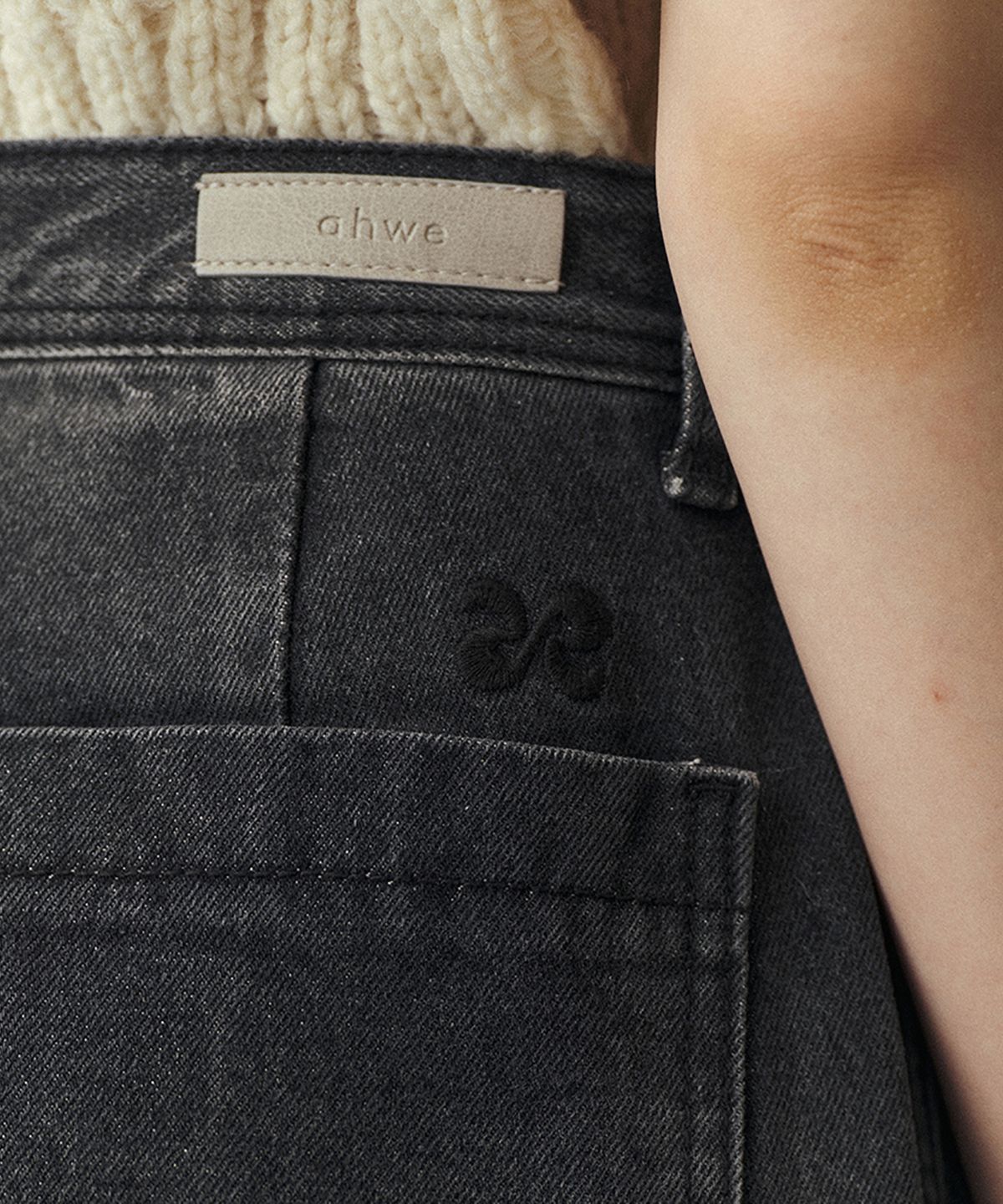 아위(AHWE) LOOSE FIT DENIM PANTS_BLACK